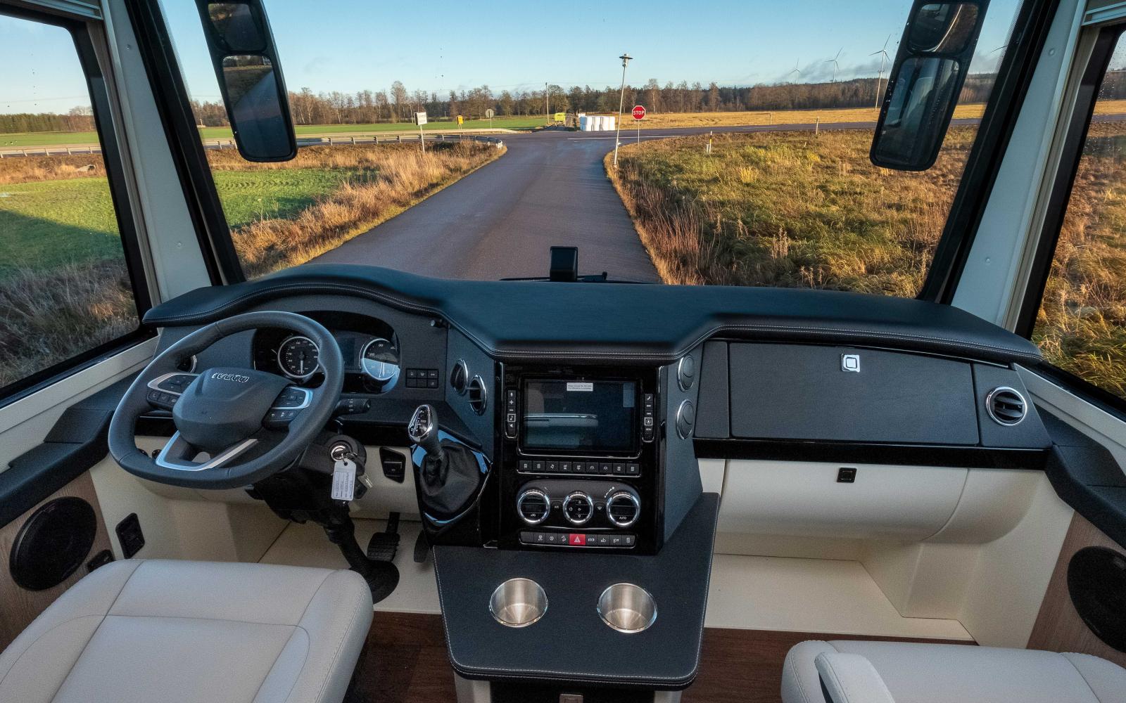 Utikten från hyttplatsena är fantastisk, man sitter riktigt högt och får god överblick av både trafik och landskapet utanför.