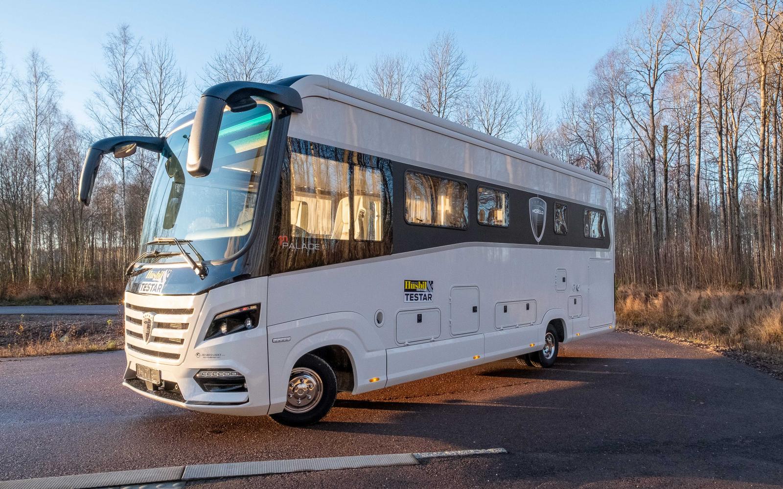 Backspeglarna är överhängda vilket ger Palace ett säreget utseende, lite som en väldigt stor myra. Hjulen ser små ut men bilen är stor!