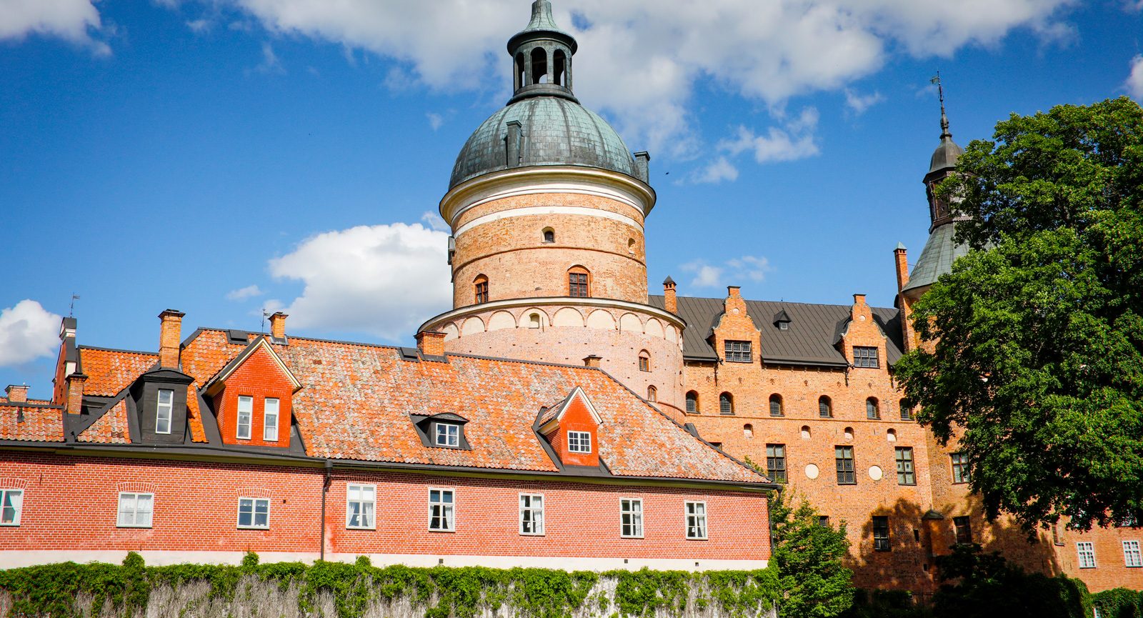 Gripsholms slott ligger vackert ända inne i Mariefred.