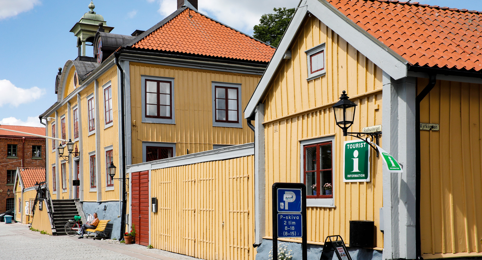 I rådhuset på torget finns numera stans bibliotek. Turistbyrån ligger i flygeln.