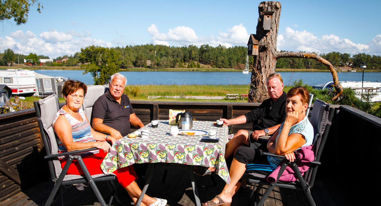 Säsongarna Ulf och Ann-Cathrine Nyqvist (t.v.), tar en fika med Anders Frick och Britt-Marie Kratz.