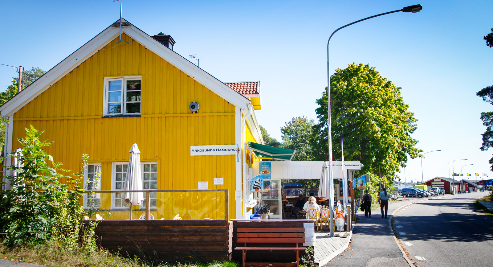 Restauranger och fik finns på gångavstånd.