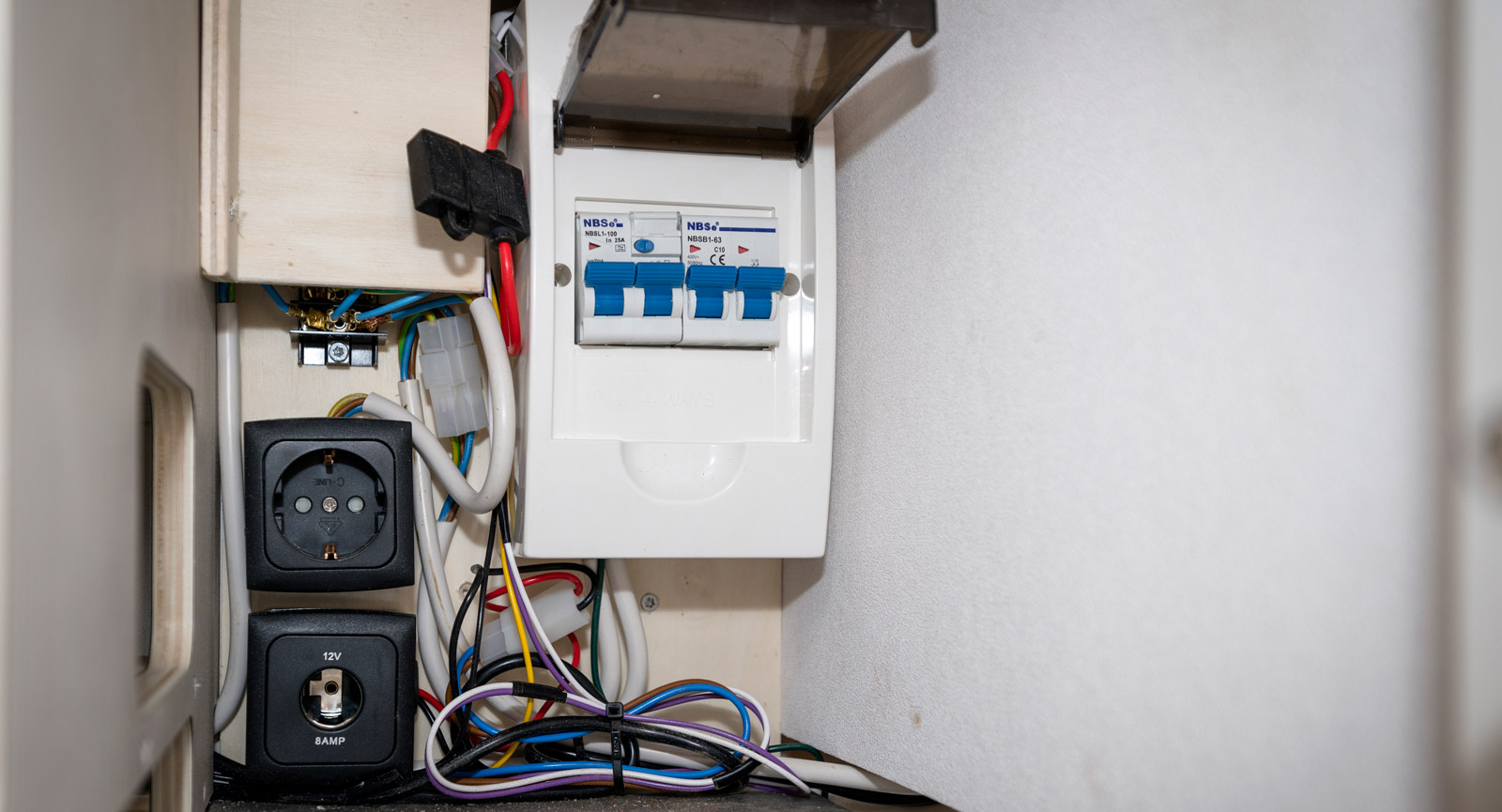 Elskåpet med 230V och 12V uttag till kylboxen. Kabeldragningen ser dock lite ovårdad ut.