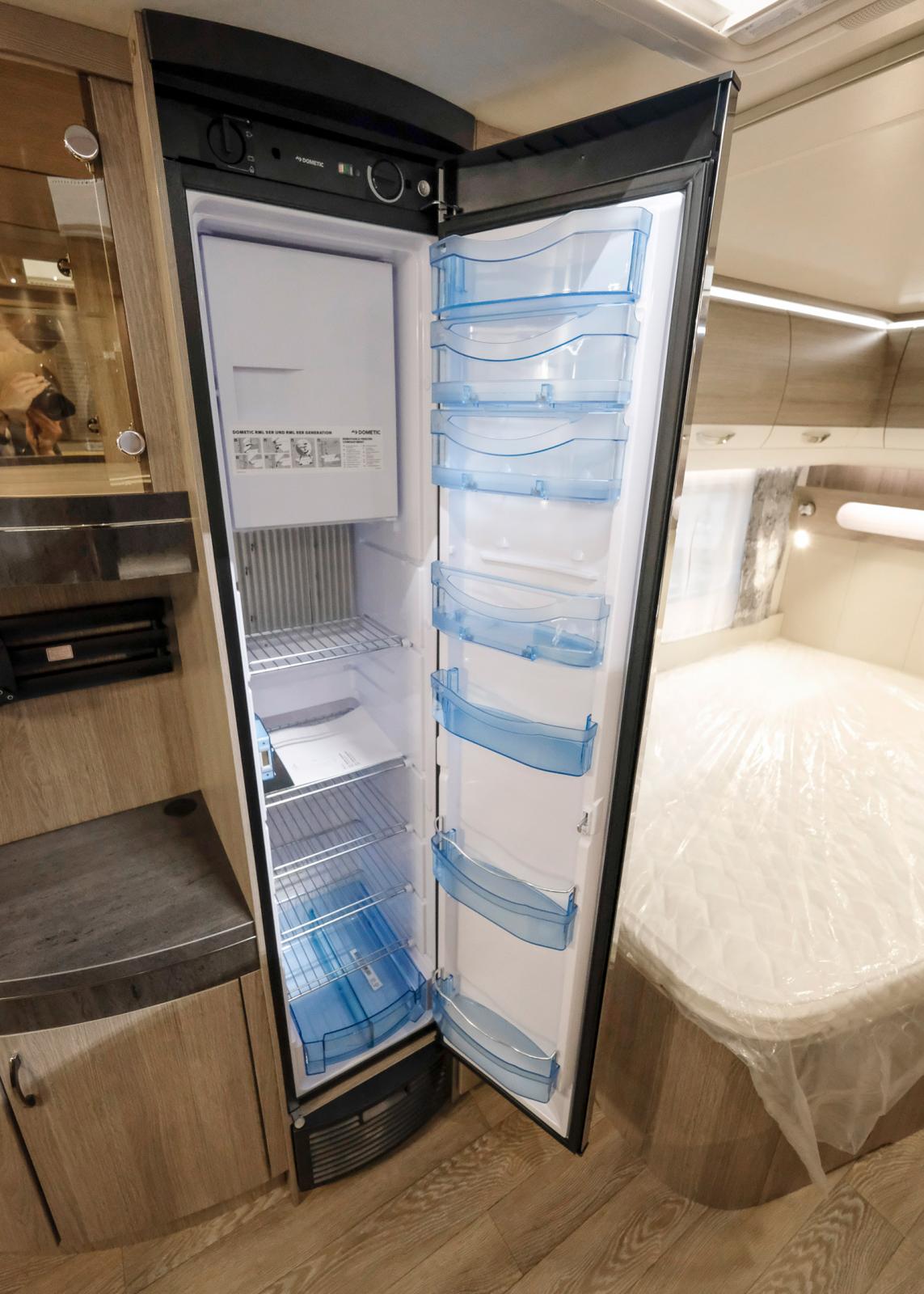 Kylskåpet är ett Dometic Super Slim Tower på 150 liter som är både högre och smalare än föregångaren Slim Tower. Praktiskt!