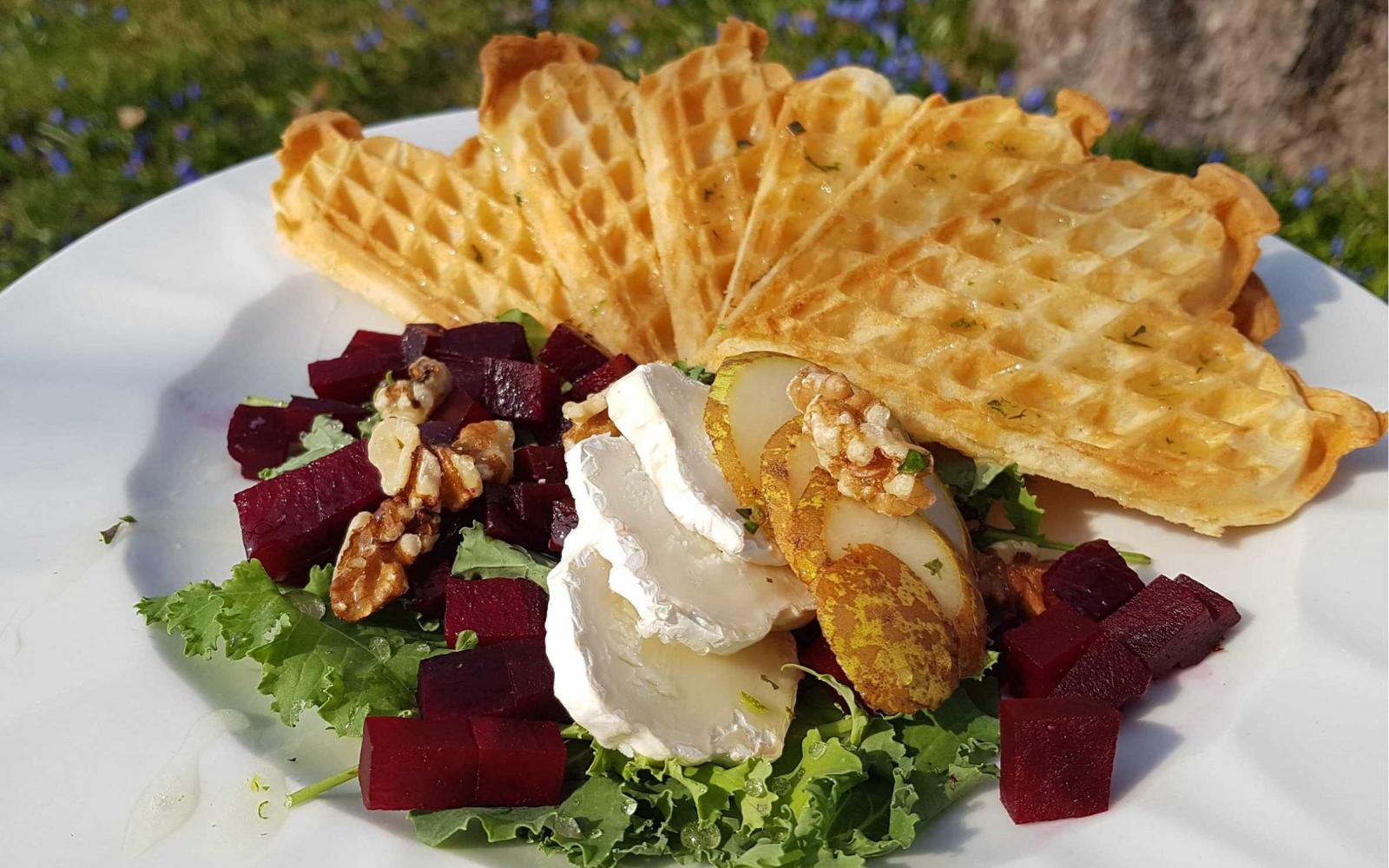 Matiga Getfarmaren med chêvre, syrade rödbetor, valnötter och timjanhonung serverad med grönsaker.