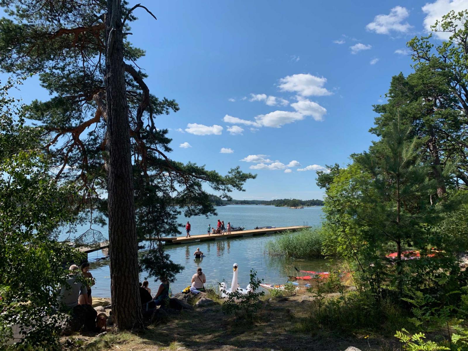 Skärgårdsvåfflan har egen brygga och egen strand för den som vill bada.