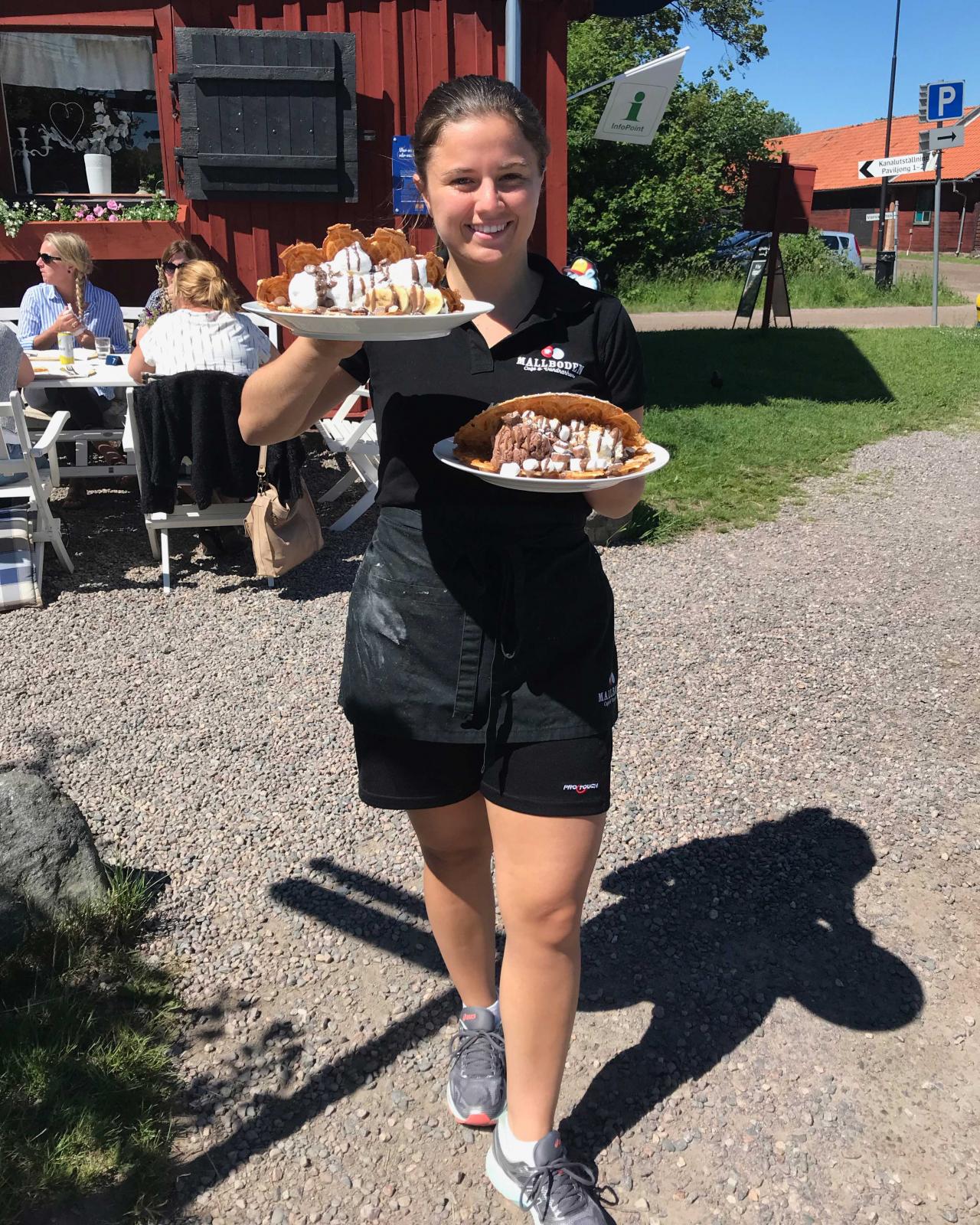 Adelia Pennisi serverar smarriga våfflor på Mallboden Café och Vandrarhem.
