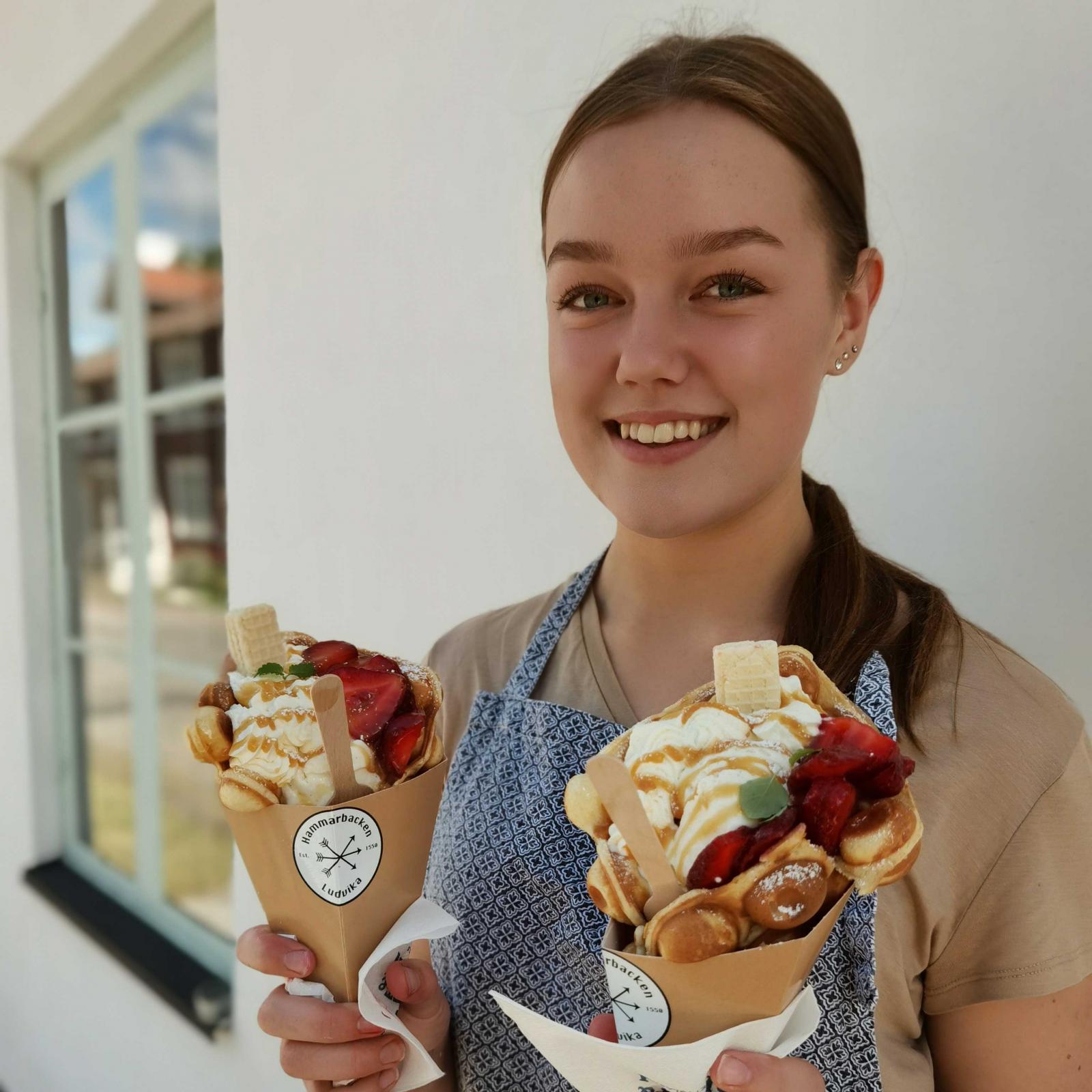 Maja Bergkvist på Våffelbruket i Ludvika serverar magiska våfflor.