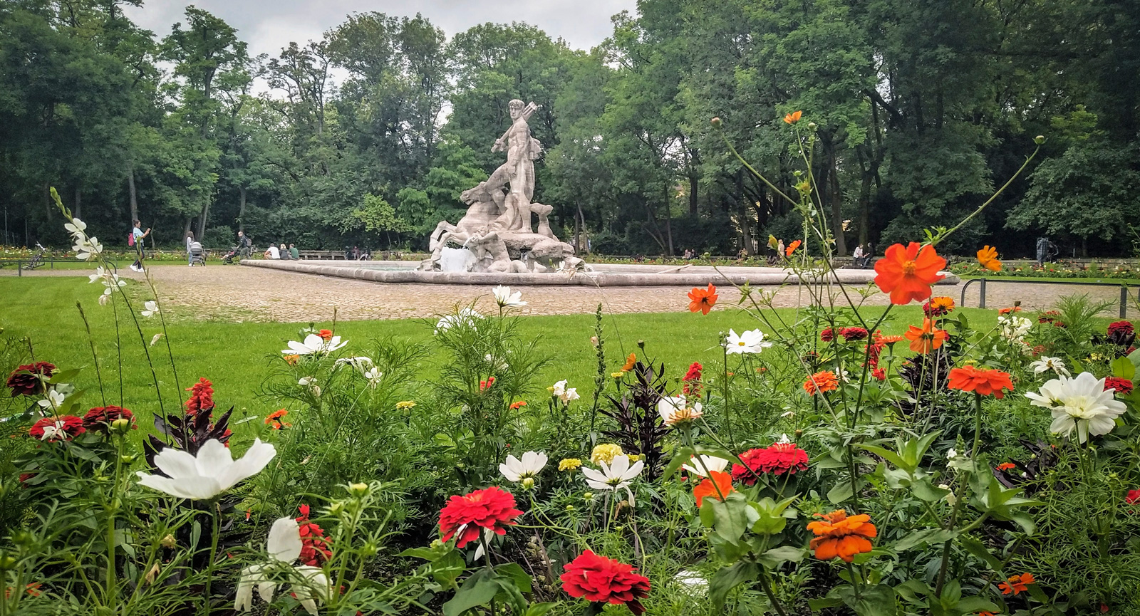 Neptunusfontän i Botaniska trädgården. Centralt läge!