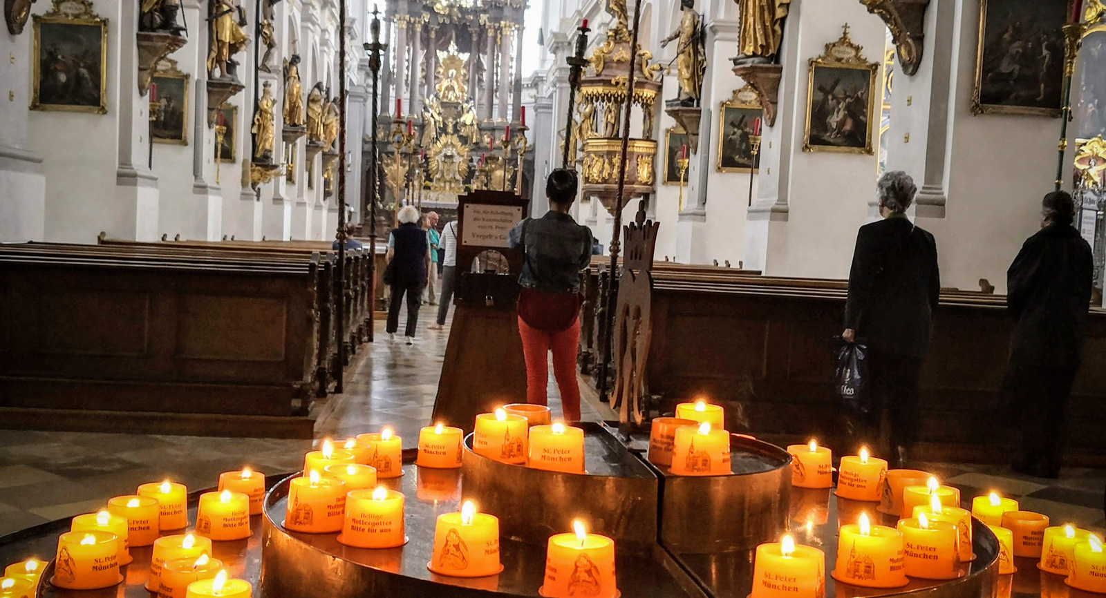 Ljus som tänts i vackra Frauenkirche. En svalkande och lugn oas.