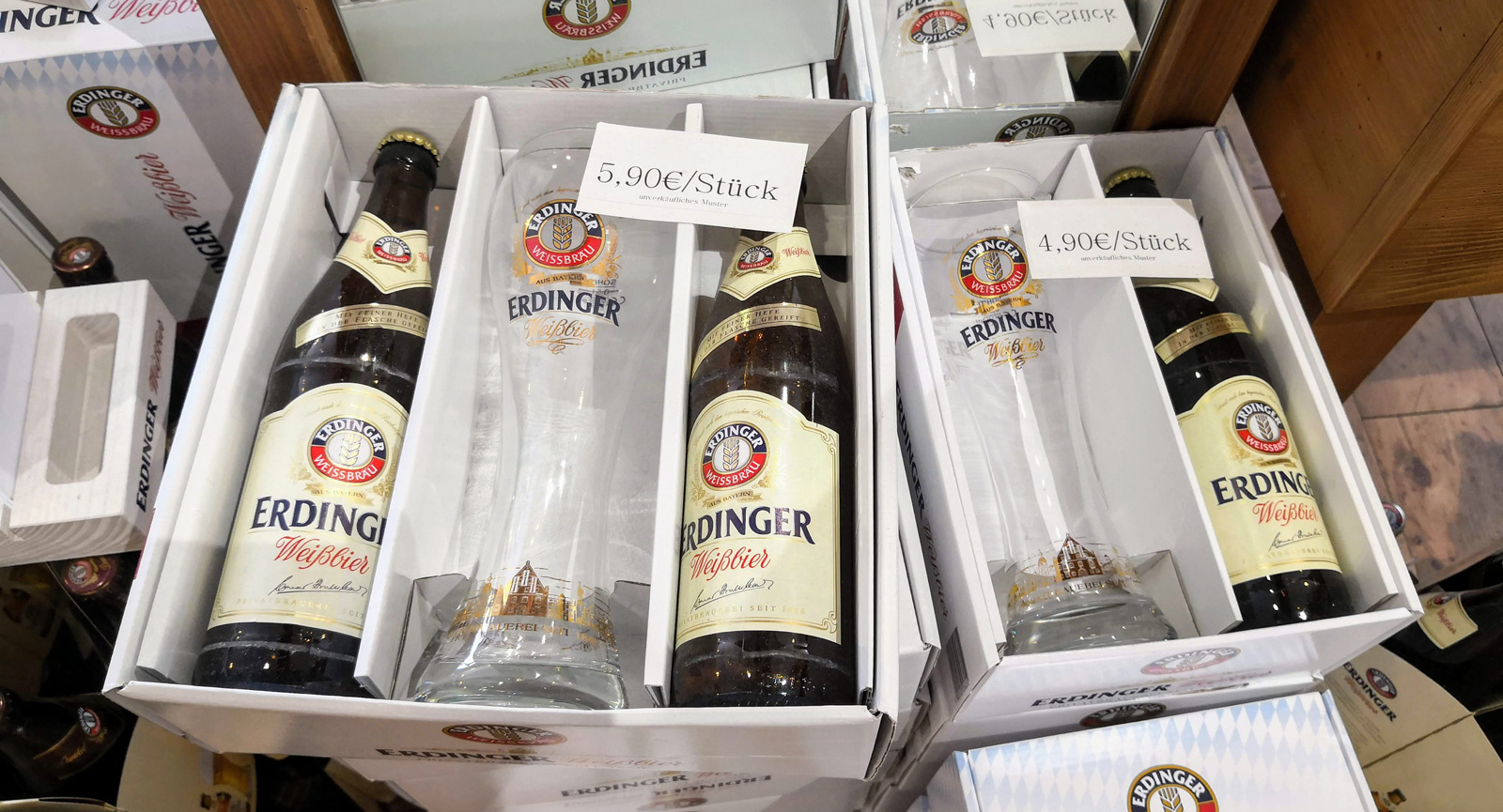 Presentkartong med lagom stort glas och två flaskor.