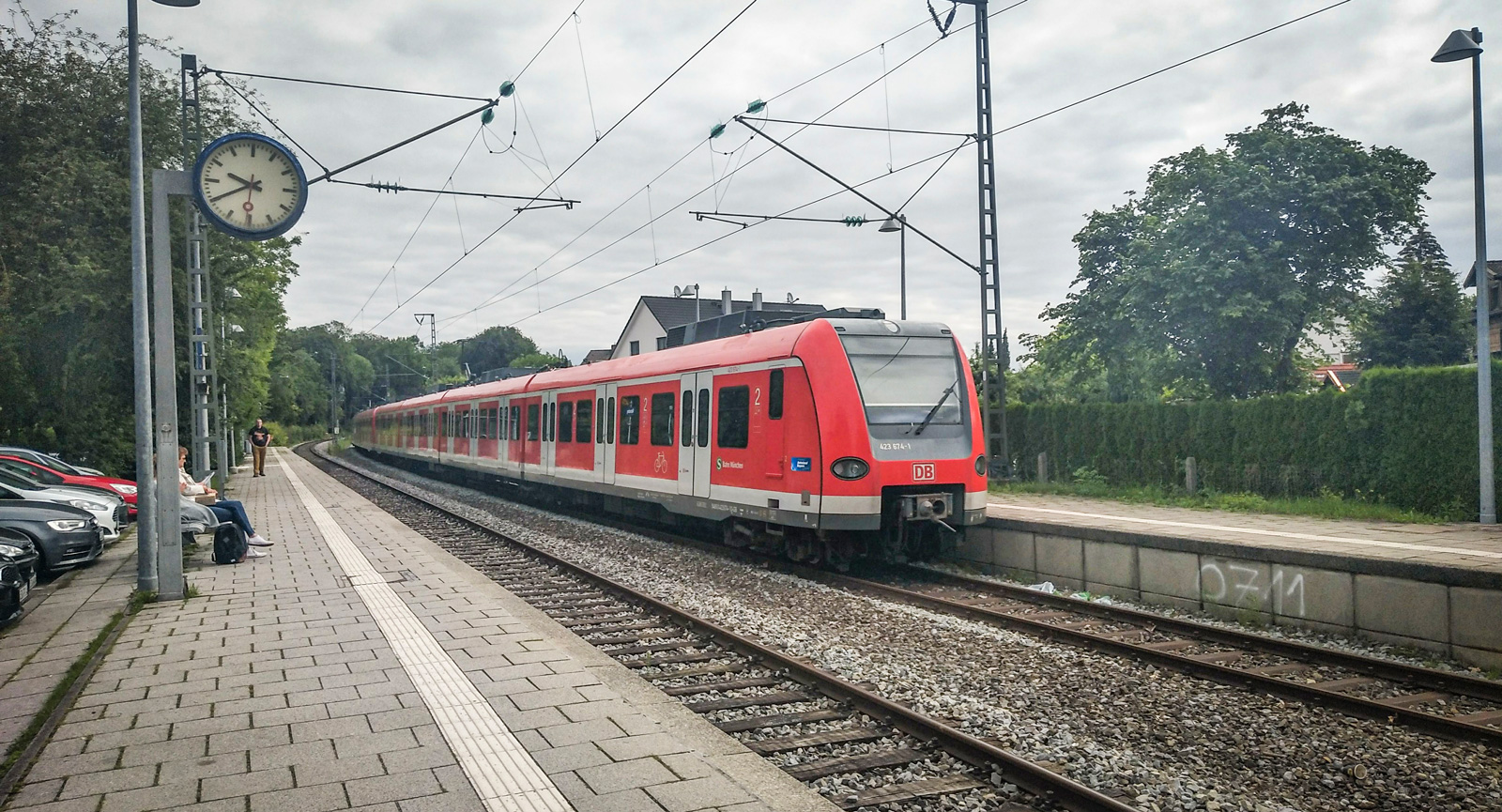 Det är cirka 800 meters promenad till tågperrongen från ställplatsen. Biljett säljs i automat eller app.