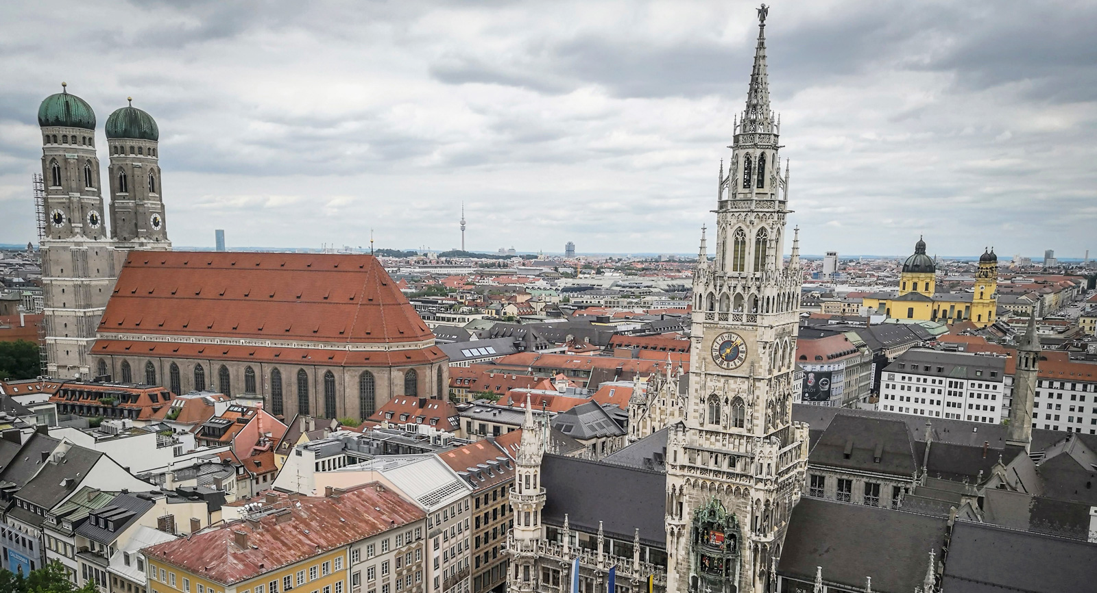 München har inga skyskrapor. Det är egentligen bara Frankfurt som har detta i Tyskland. Rådhustornet är 80 meter högt.