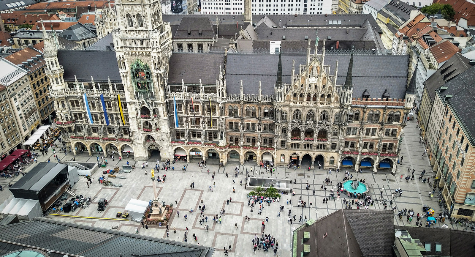 Torget Marienplatz vid världsberömda rådhuset med sitt klockspel tre gånger per dag.