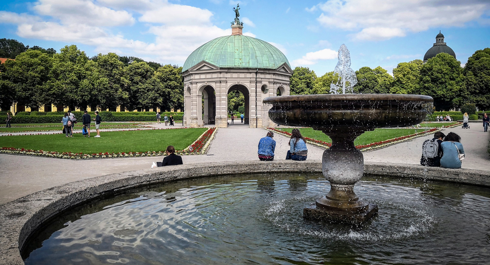 Hofgarten är en centralt belägen park där många tar en paus.