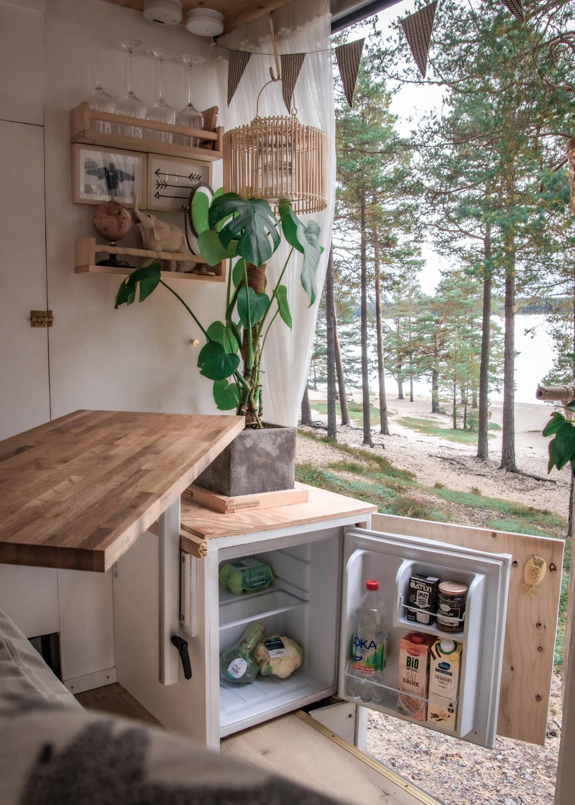 Litet kylskåp som rymmer de nödvändigaste varorna.