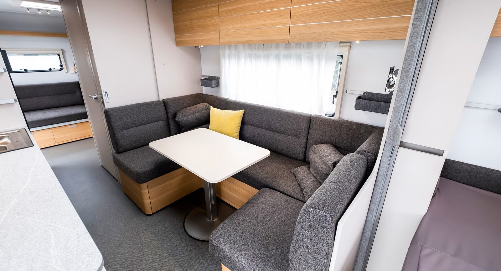 Mitt i vagnen finns den stora sittgruppen med u-soffa som kan bäddas om till en dubbelsäng. Jalusi och skjutdörr kan stänga av både framåt och bakåt.
