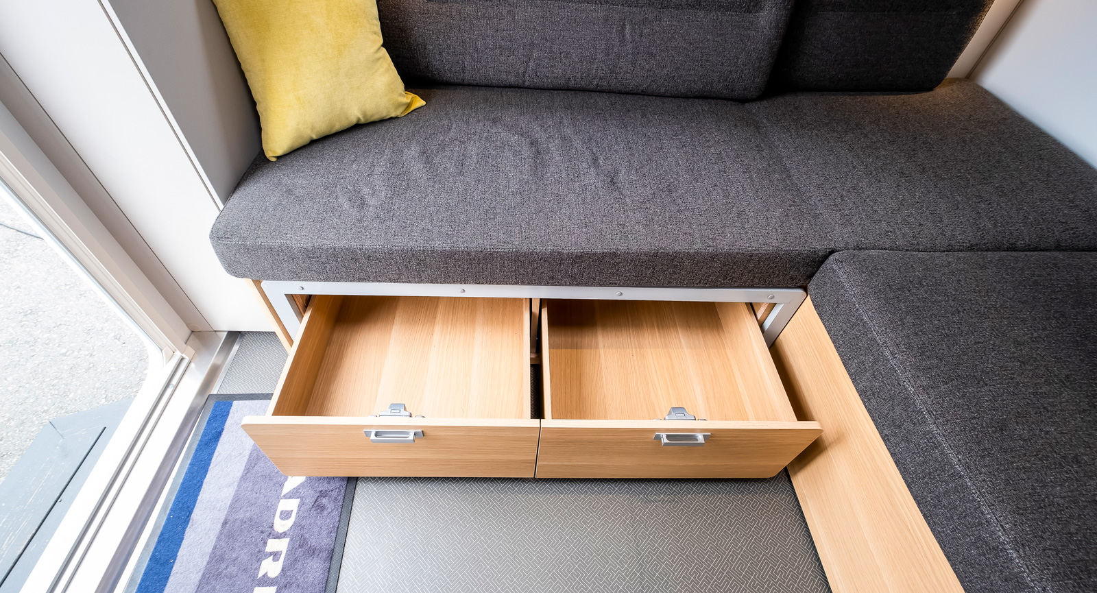 Förvaringslådor under soffan i tonårsrummet.