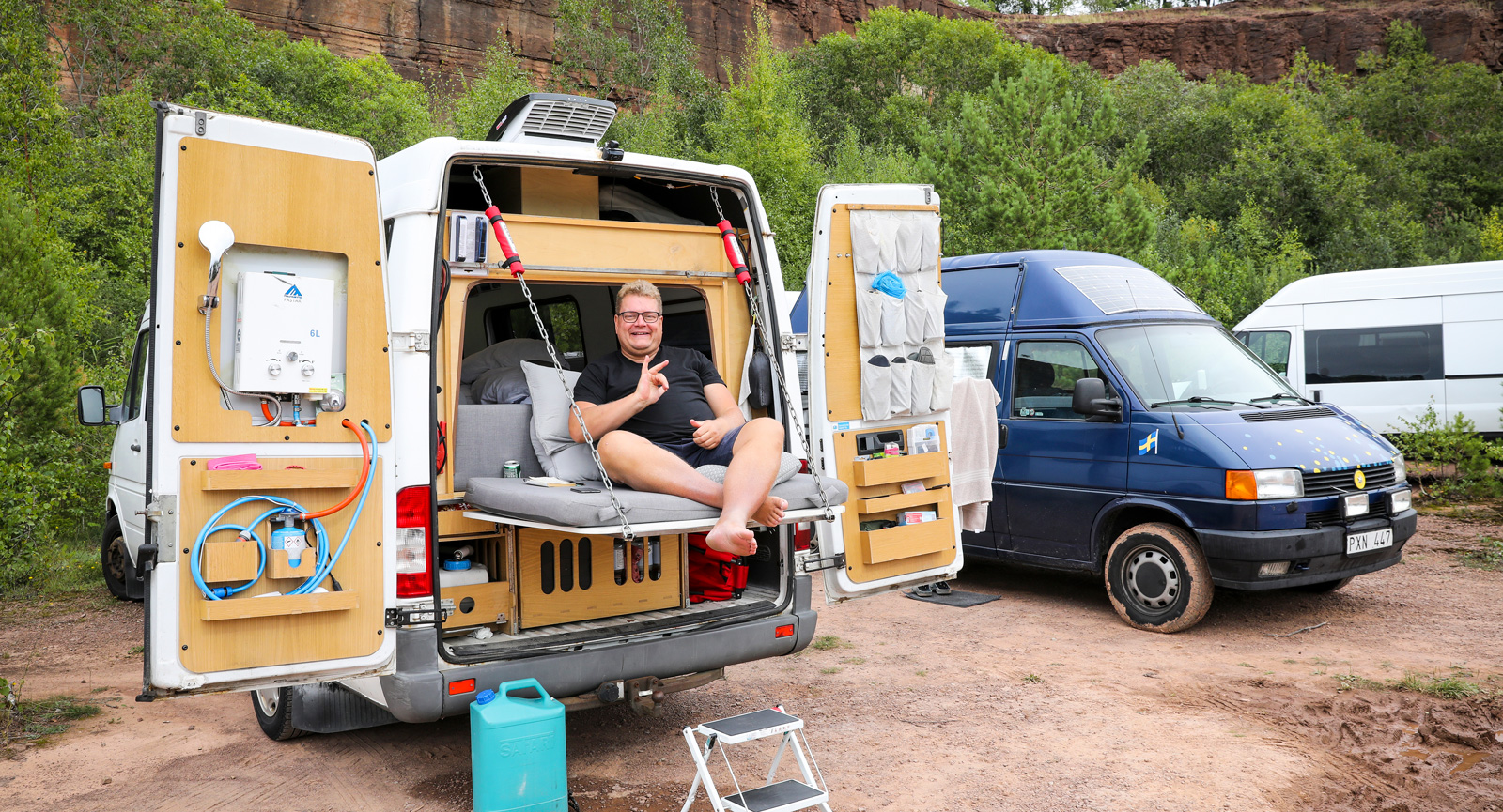 Bjørn von der Fehr driver Vanlife Norge-gruppen och är ensam norrman på plats i stenbrottet. Han har installerat en klassisk genomströmningsvärmare som är vanlig i hela världen och får på så sätt en enkel praktisk utedusch.