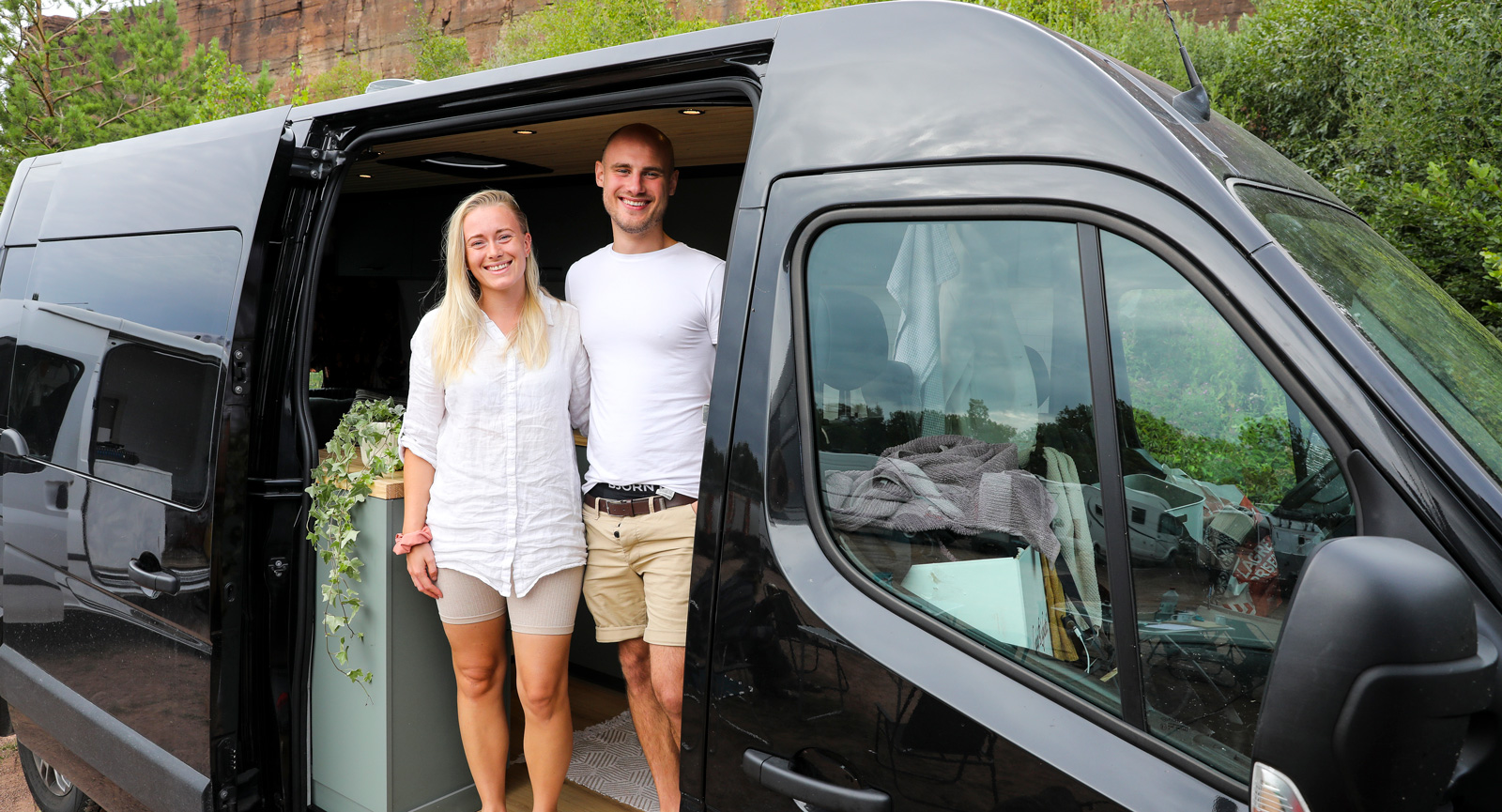Julia Lindhagen och Robin Wallins helt nybyggda Renault Master med grönt kök.