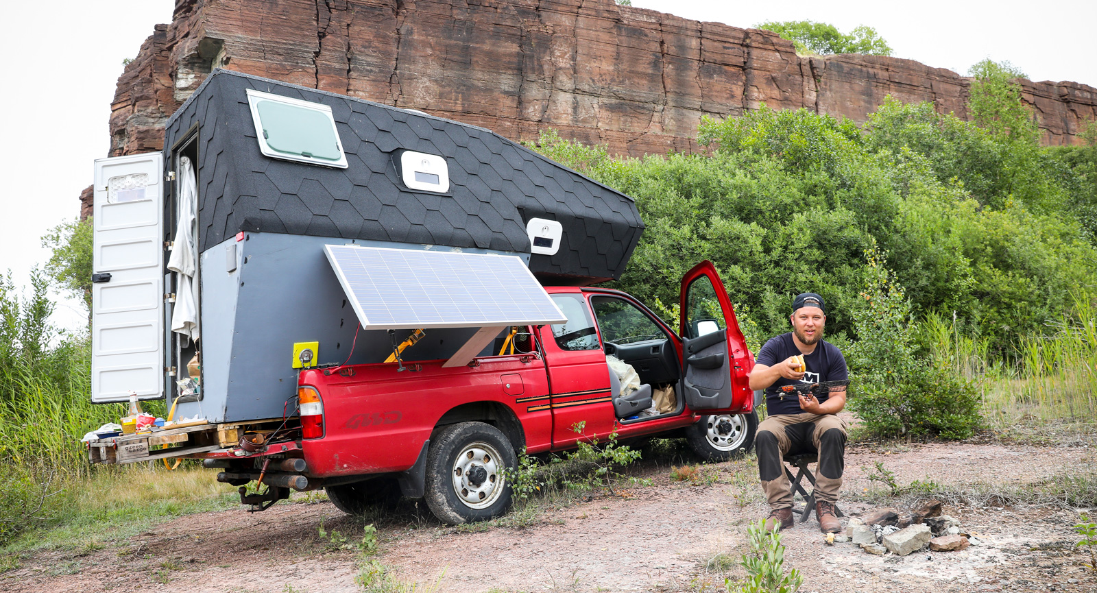 Emil Lund har köpt en hemmabyggd camper på en äldre Mazda B2500. Ett billigt sätt att kunna njuta av frihet på fyra hjul.
