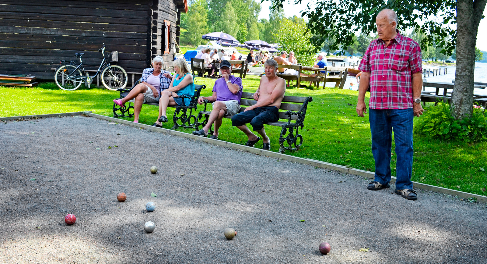 Boule är ett trevligt sällskapsspel som passar för både kvinnor och män. Ett bra sätt att få fler bekantskaper på resan.