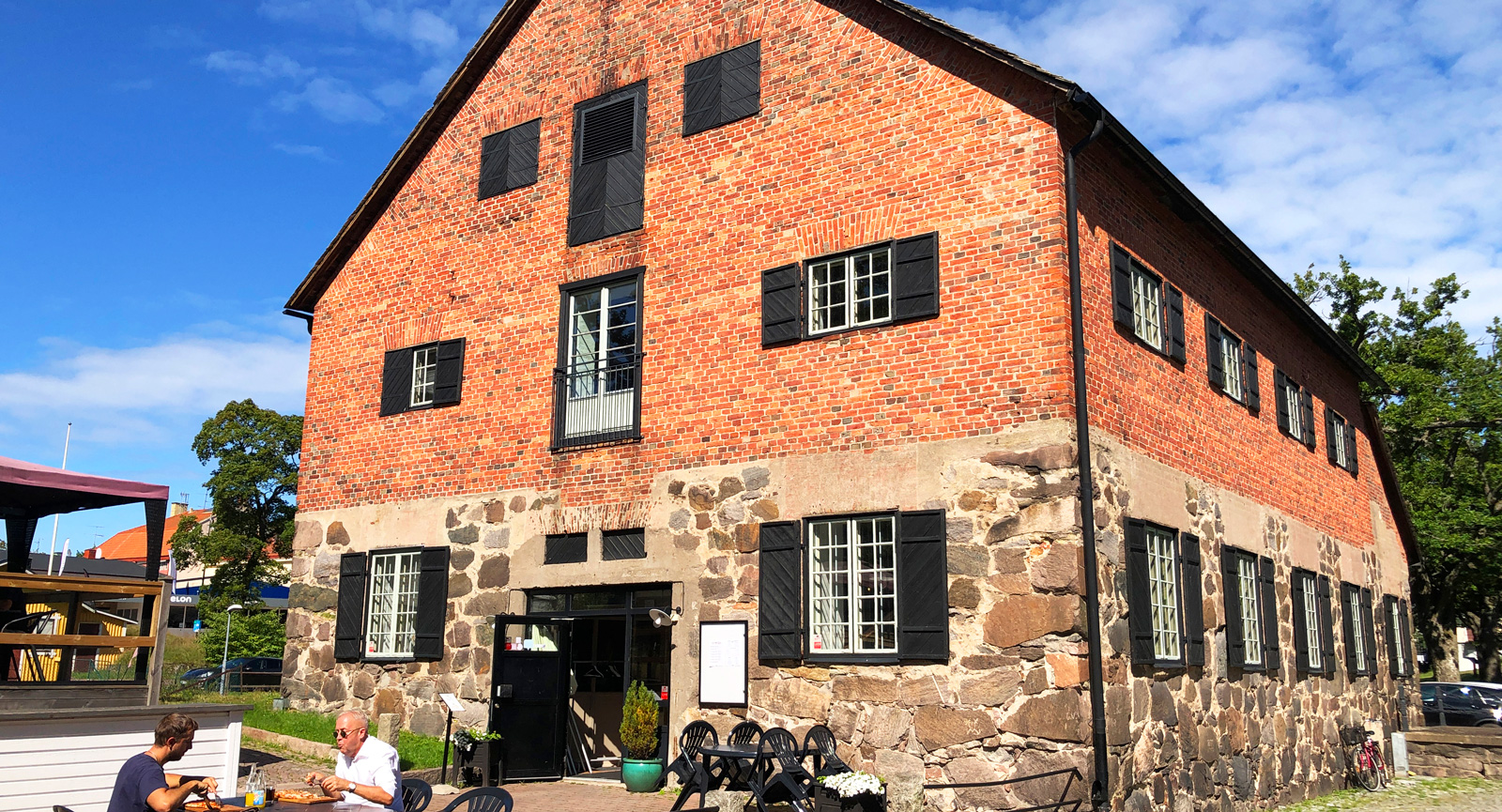 Från husbilsparkeringen vid Medborgarplatsen i Säffle är det nära till Stenmagasinet.