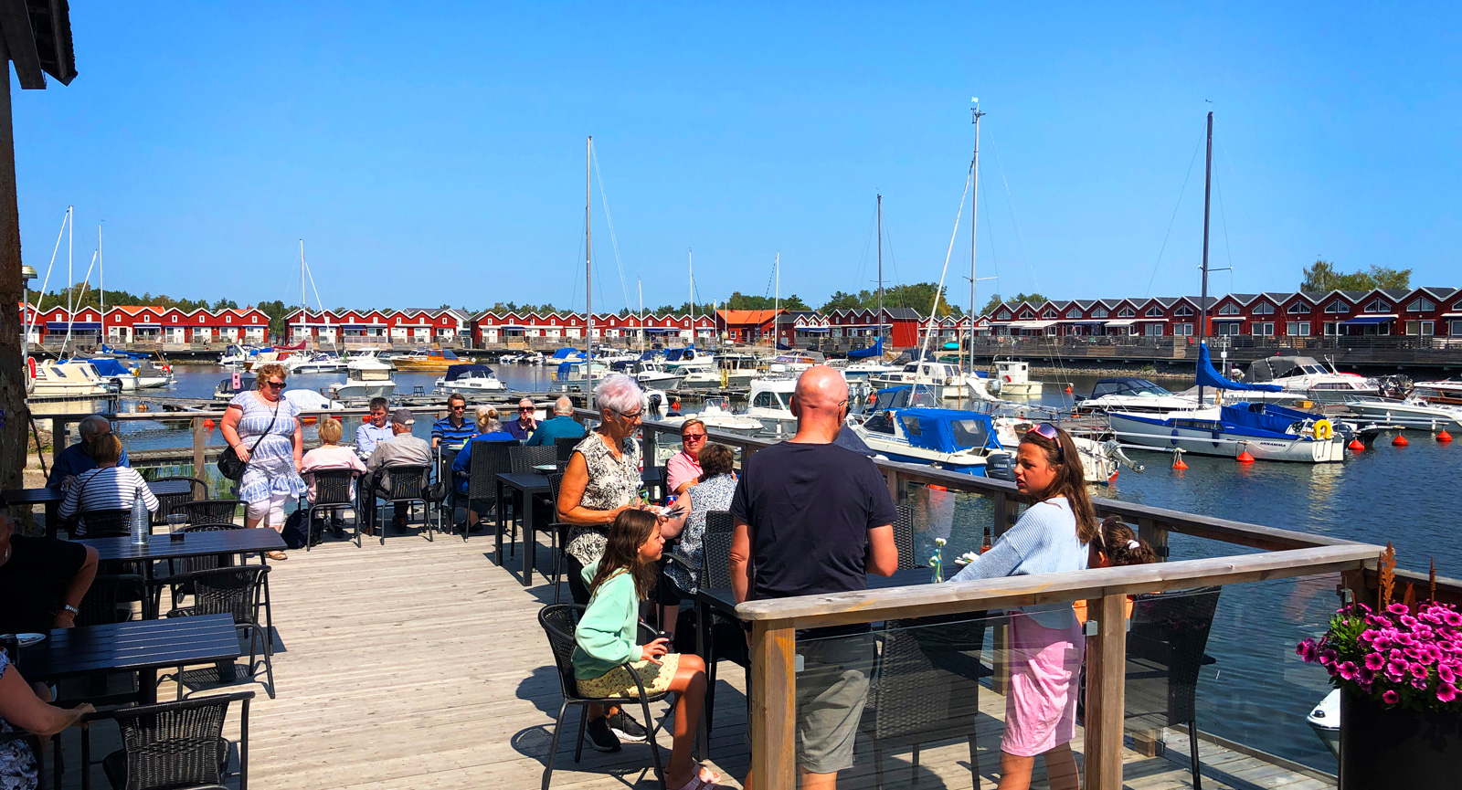 Det var ett djärvt tilltag att bygga sjöbodar praktiskt taget ute i själva Vänern, men det gjorde Sunnanå hamn till en sommarmetropol i Dalsland.