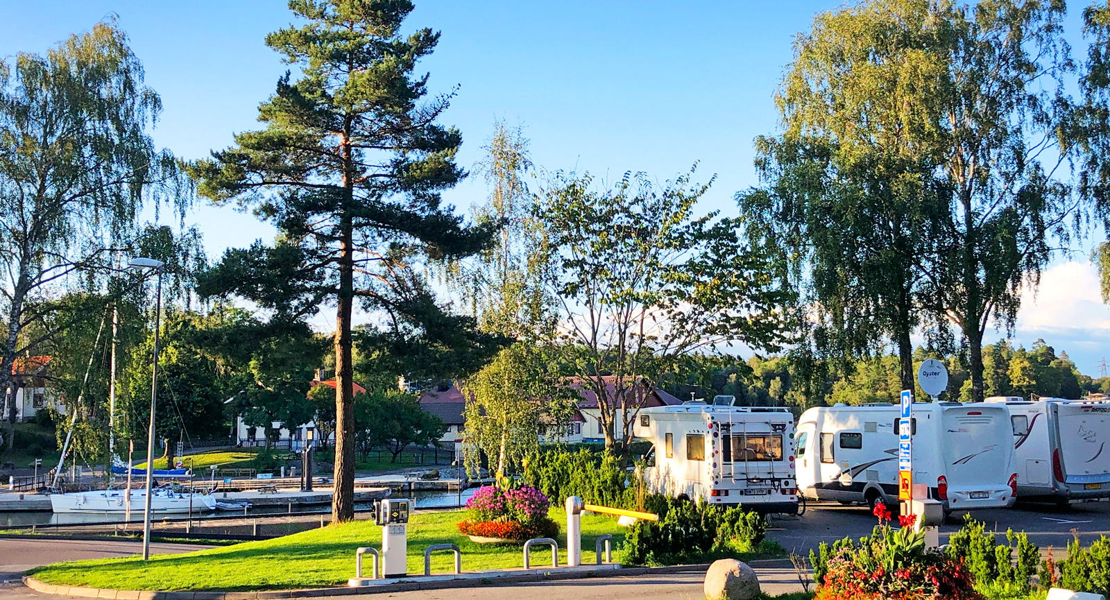 Ställplatsen i Trollhättan är välbelägen i slussområdet och är ytterst eftertraktad under stora delar av året.