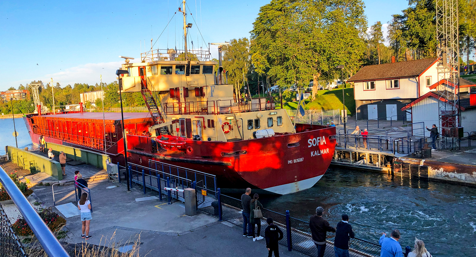 Med lite flax prickar man in en spännande slussning i Trollhätte kanal.