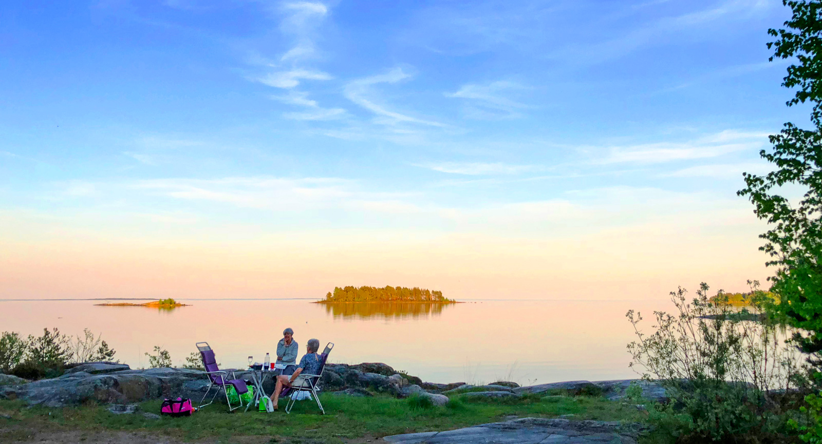 En sensommarkväll på Getingberget slår det mesta. Gratis naturställplats finns i en skogsglänta intill.