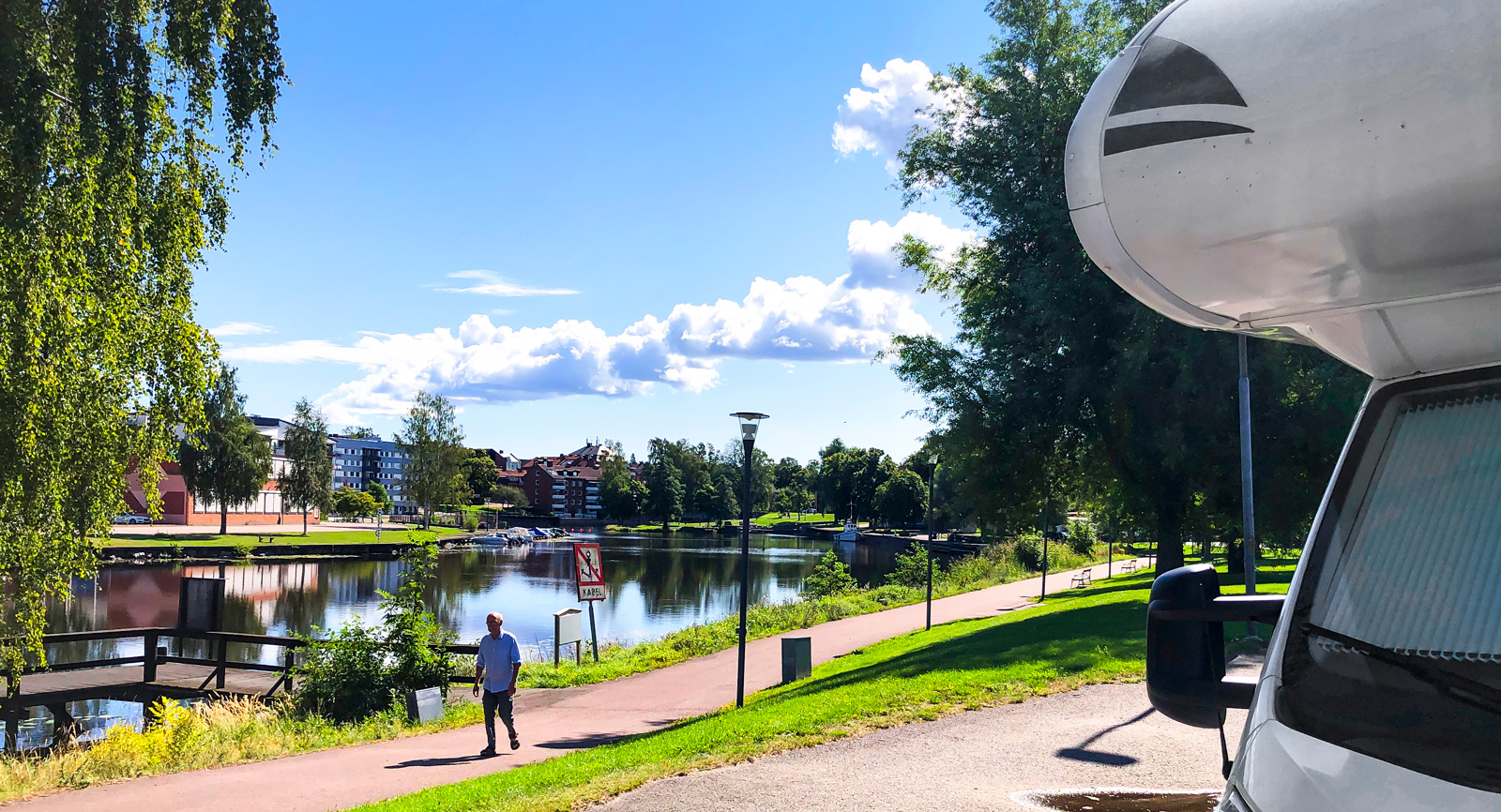 En kopp kaffe i Säffle? Då svänger du smidigt av från 45:an och parkerar vid Medborgarplatsen.