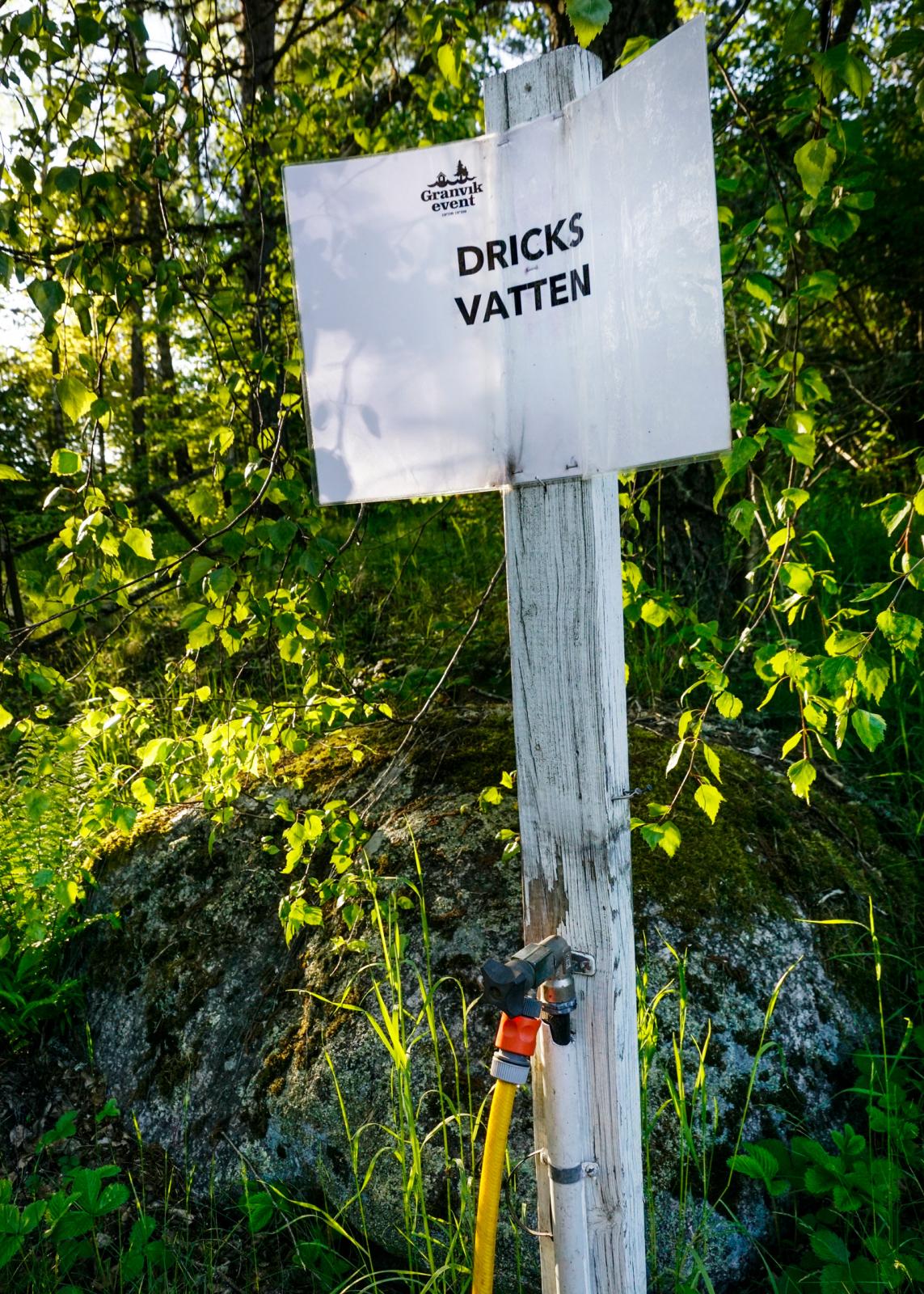 Dricksvatten hämtas i en kran vid infarten mitt emot nyckelkuren.