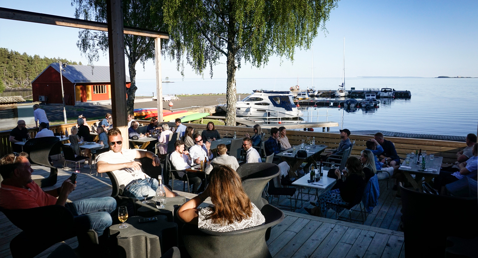 Försommarkvällar som denna är pubens terrass oslagbar. Här mår man bra.