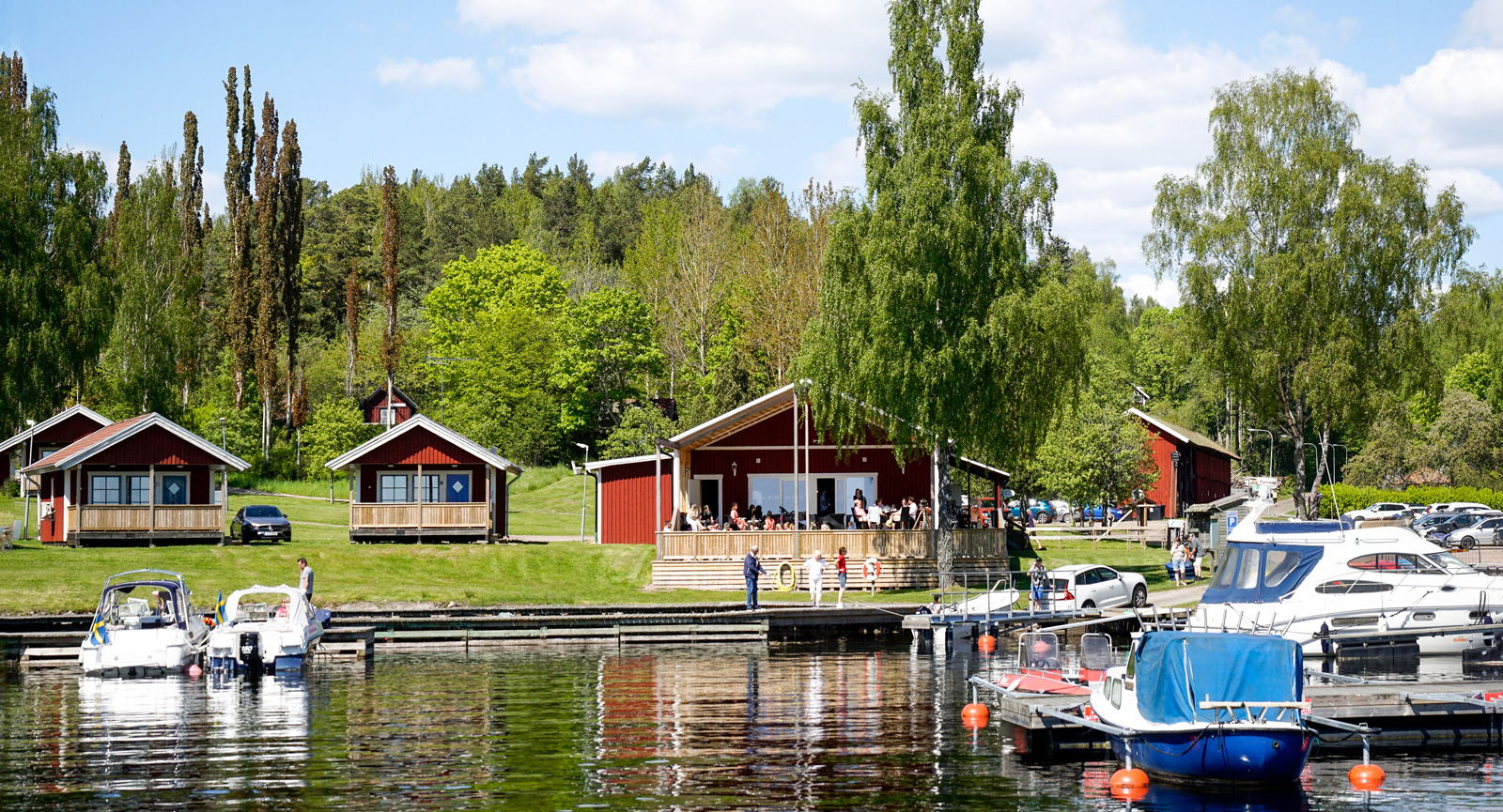 Hamnområdet med puben är hjärtat i Granvik där alla samlas.