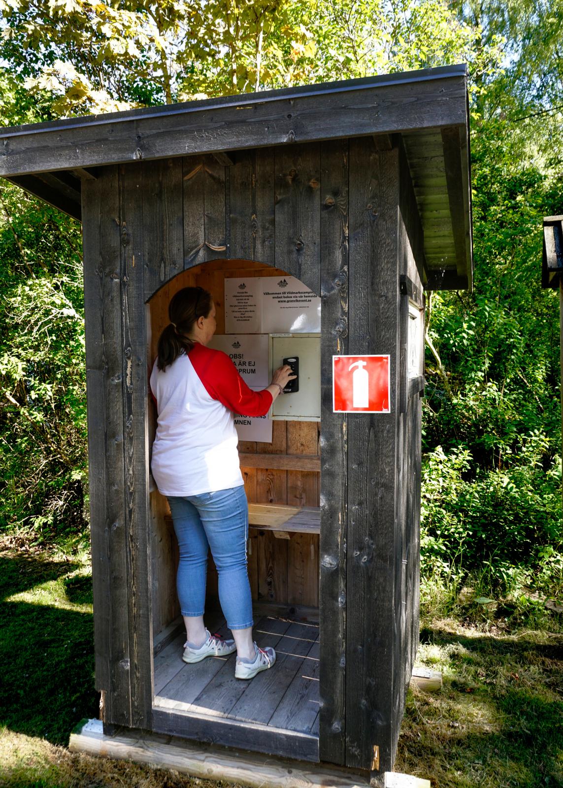 Efter betalning hämtas nyckel till elstolparna i ett skåp med kodlås i kuren vid infarten.