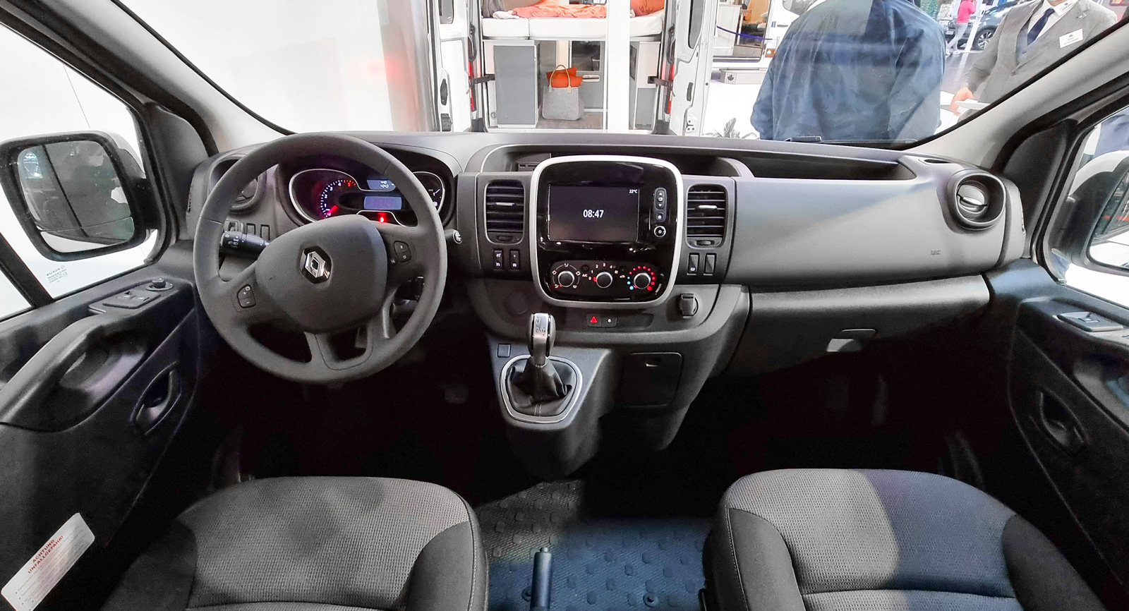 Förarmiljön i Renault Trafic är mer av personbil än lastbil. Gången mellan stolarna är bred och bra. Ej snurrstolar.