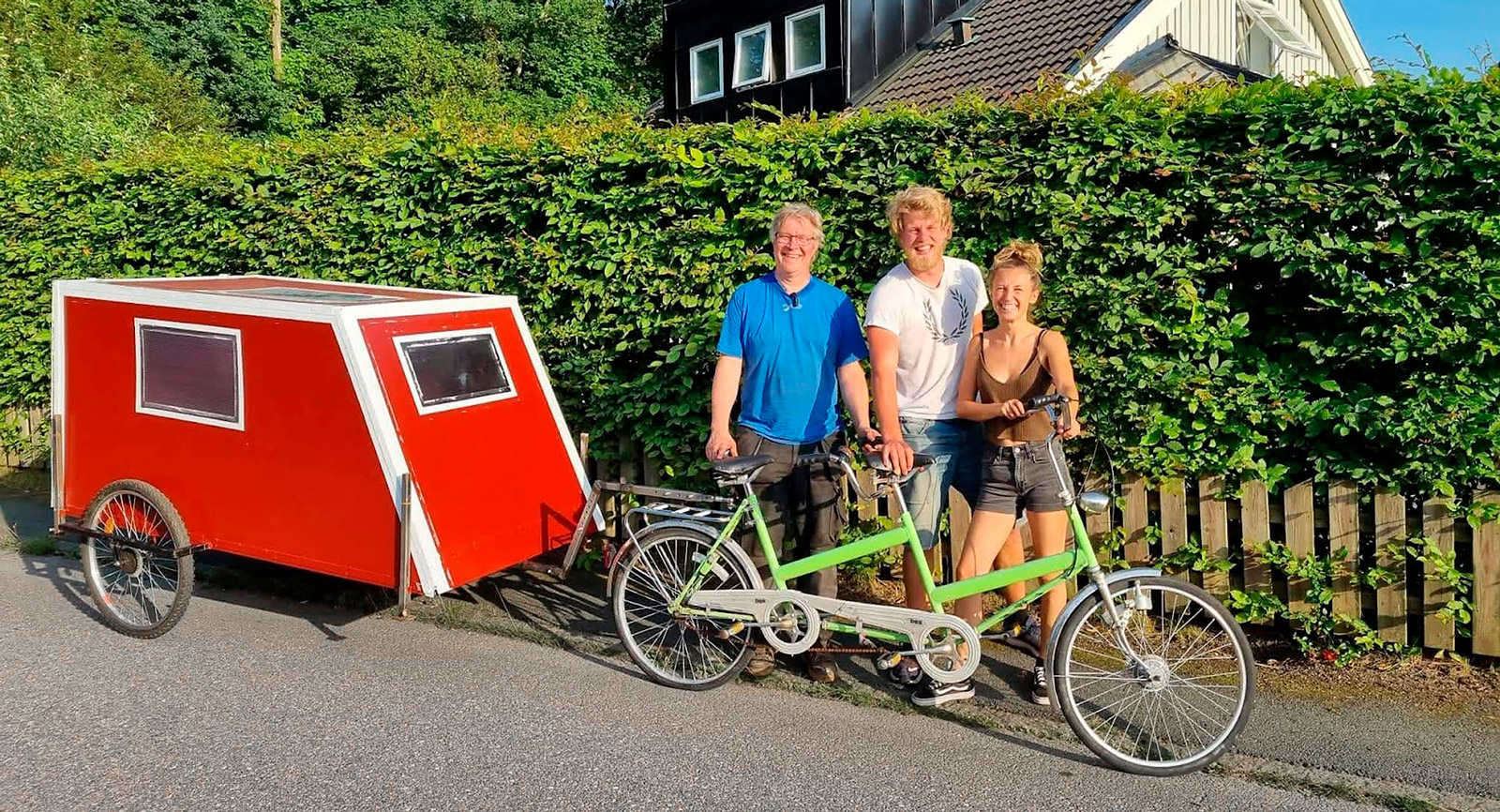 Med hjälp av kompisen Peter Norman byggde Gustaf och Nora sin cykelhusvagn av kanalplast. Tandemcykeln kunde tyvärr inte följa med på resan.
