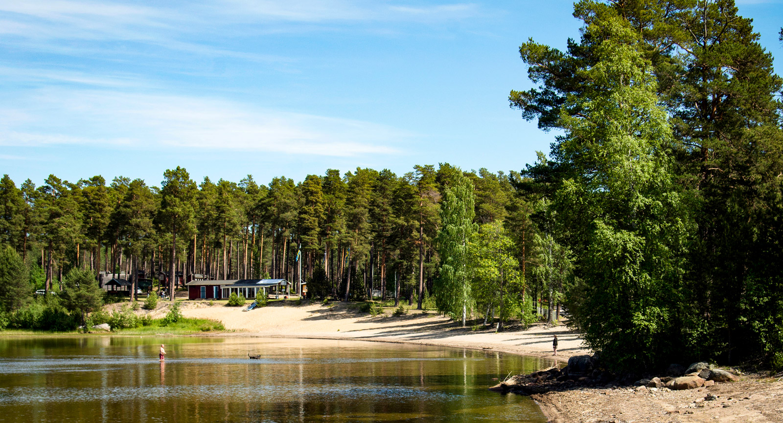 Sand mellan tårna. Dellensjöarna har fina badplaster med långgrunda stränder och klart vatten.