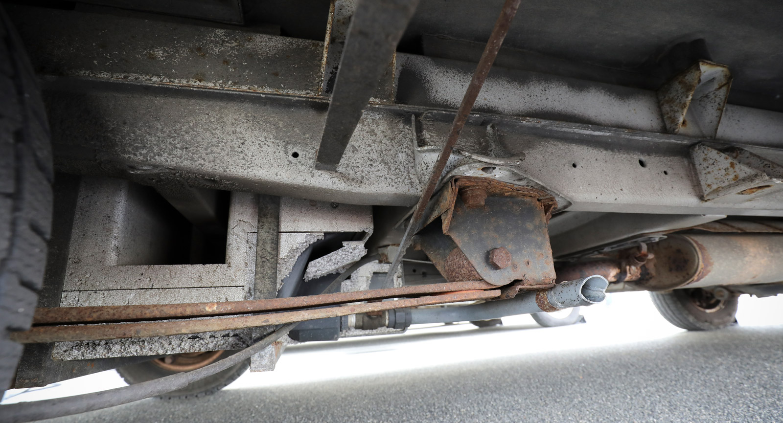Titta under bilen, rost? Är bladfjädrarna hela?