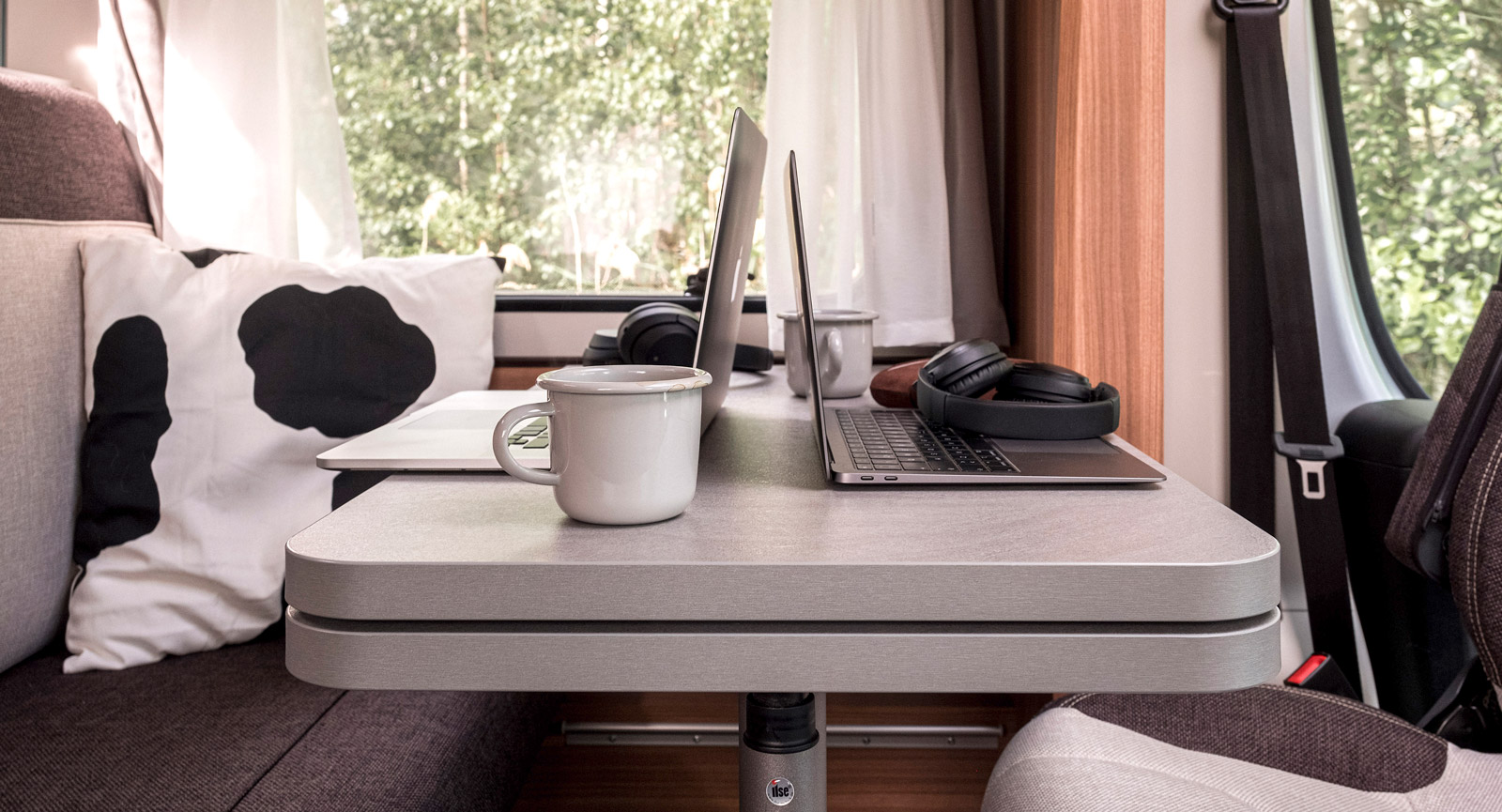 Datorrygg mot datorrygg. Vanlig syn i moderna nomadfamiljer.
