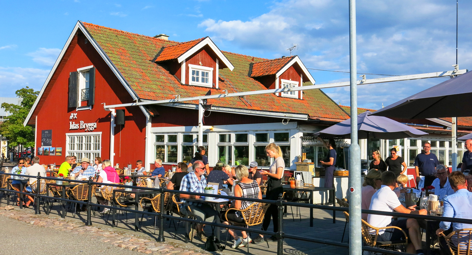 Efter sol och bad är det perfekt att sjunka ner på Idas Brygga i Karlsborg och softa med en öl och tilltugg.