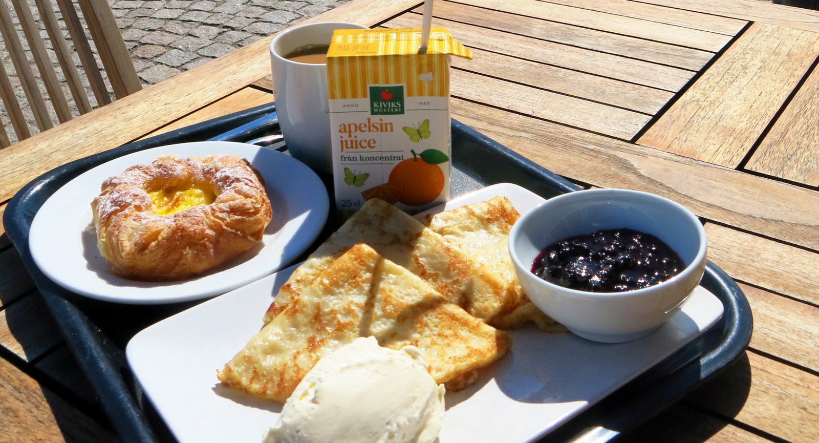 Sjön – eller kanalen – suger. Lika bra att ladda med frukost på Café Baltzar före en tur med Bellevue.