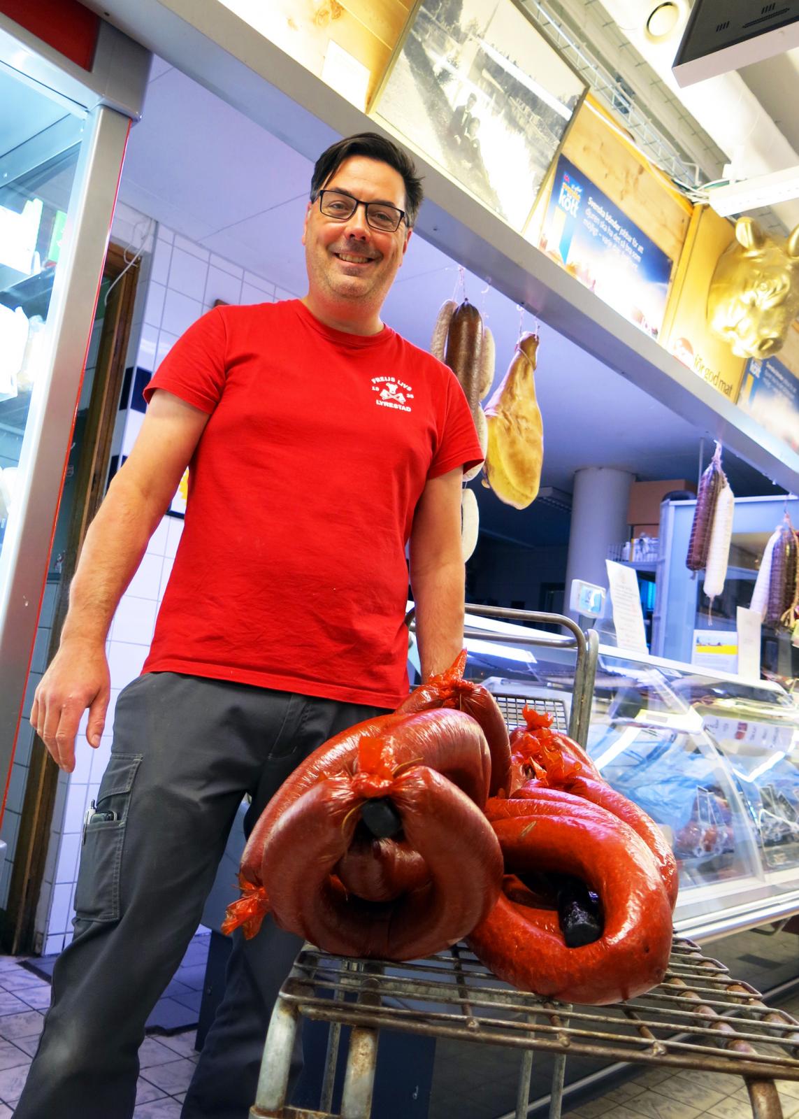 I familjen Freijs butik i Lyrestad kan du köpa hemmagjord falukorv och ytterligare ett tjugotal charkuterier som görs i butiken. Här frestar Dan Freij med en ring.