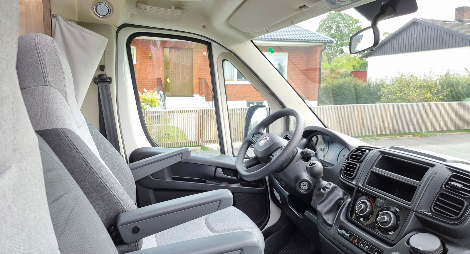 Nya Fiat Ducato 2022 är ett lyft i husbilsvärlden. Bra ratt och instrument, men bäst är kanske den elektroniska styrservon ihop med lite miljövänligare egenskaper som AdBlue.