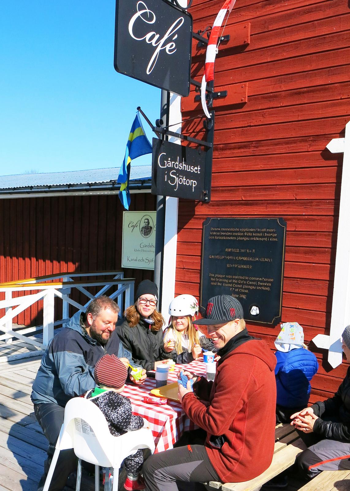 Fika på Café Baltzar i Sjötorp – en klassiker.