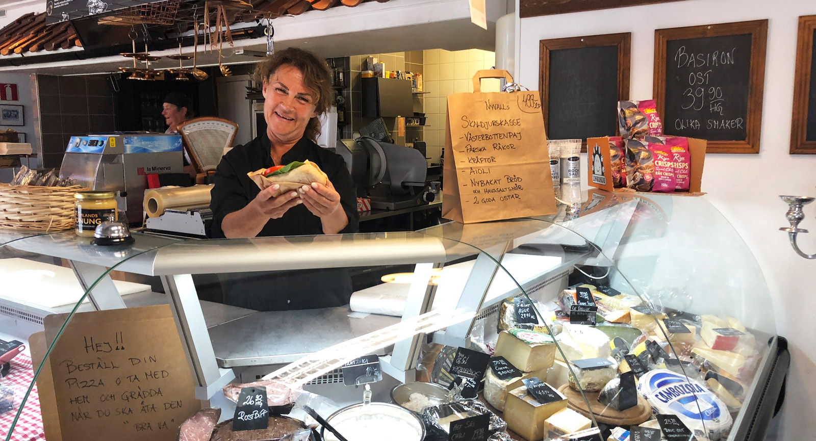 ICA-handlarn Eva Nyvall i lilla Bäckhammar bjuder på pub, pizza och en delikatessdisk som tävlar med den finaste saluhall!
