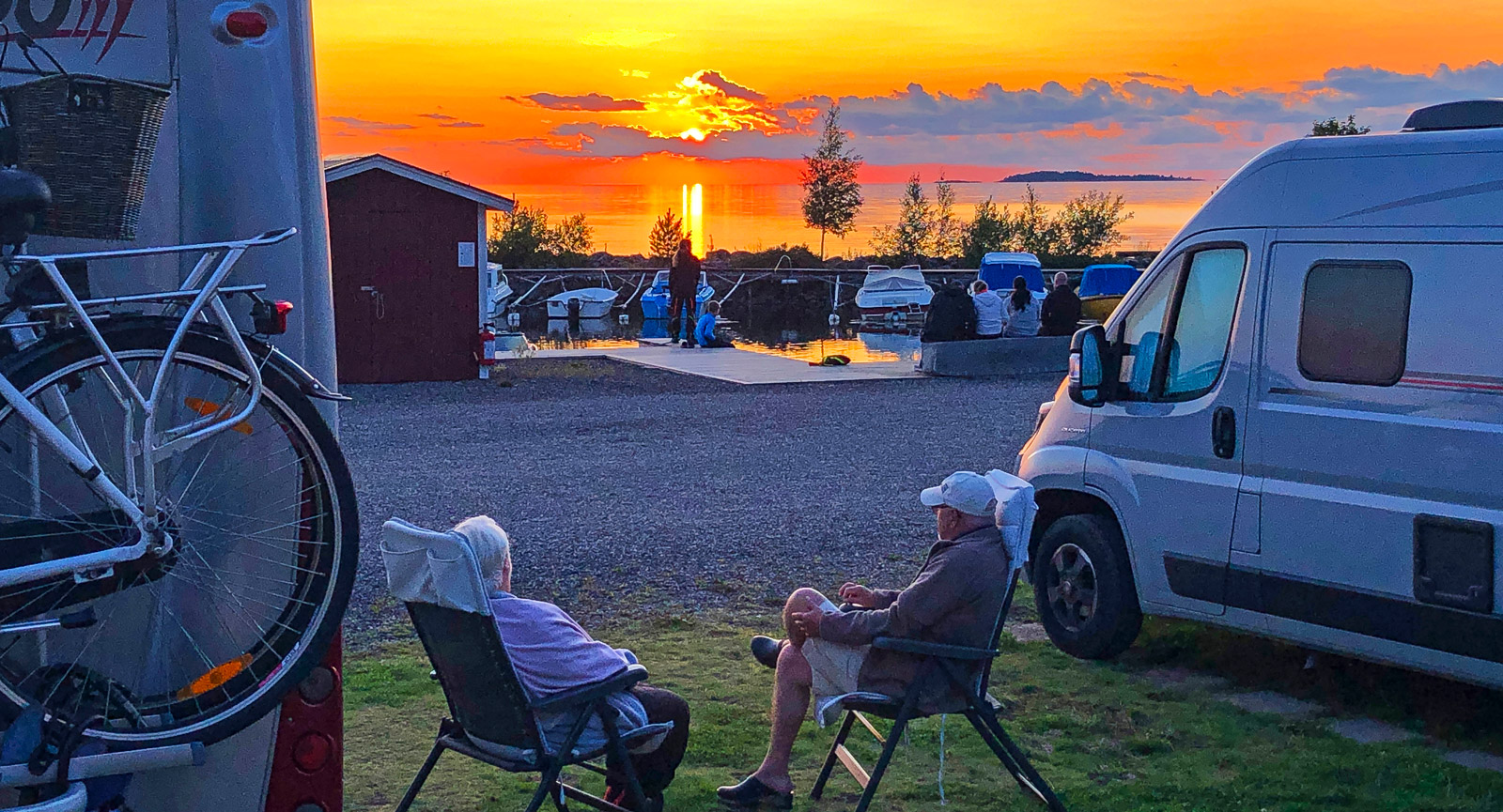 Eller varför inte njuta en solnedgång på bekväm camping i Askevik?