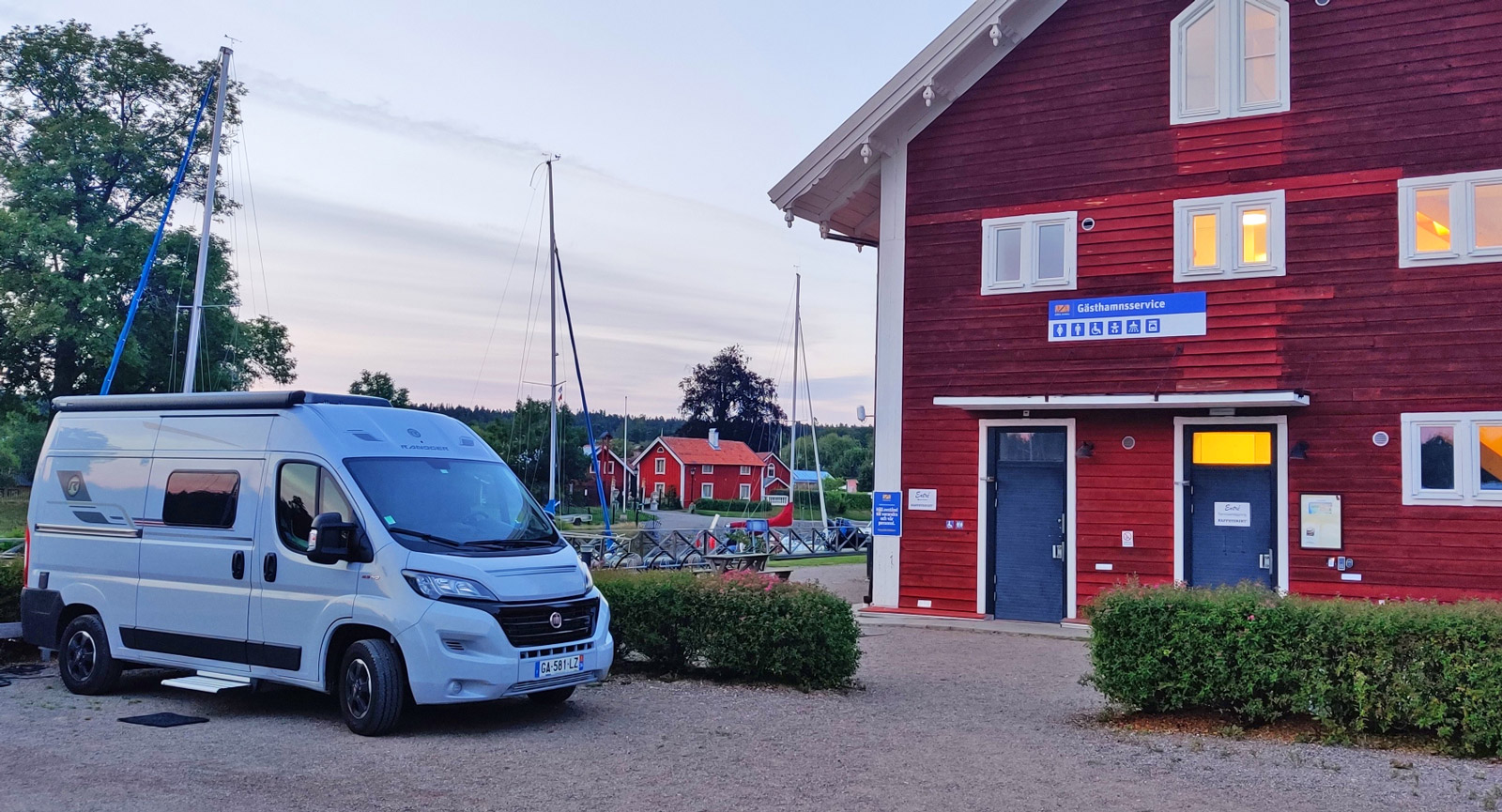 Hisnande färd i Göta kanals slussar