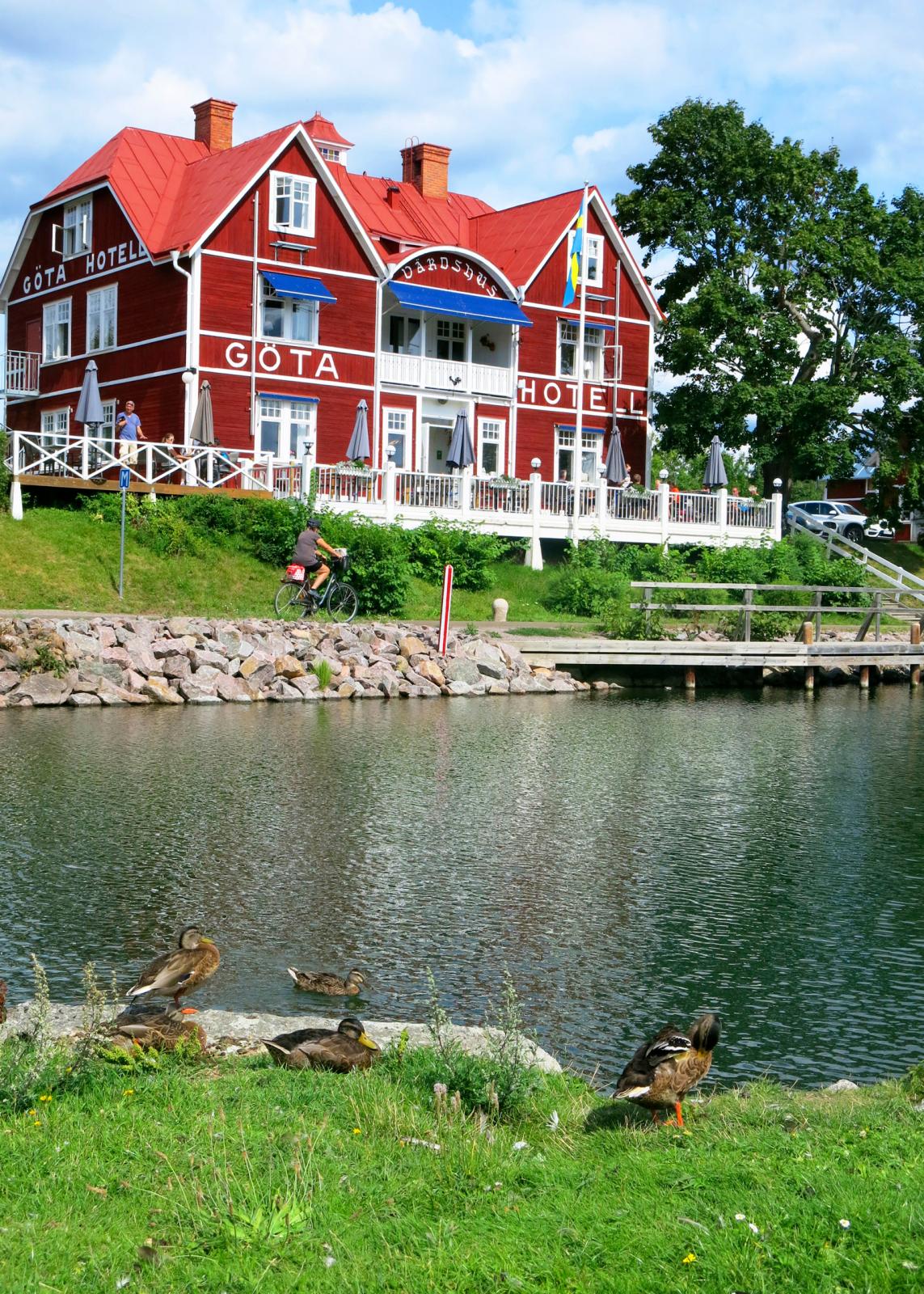 Kanalens mest ikoniska vy: Göta hotell i Borensberg.
